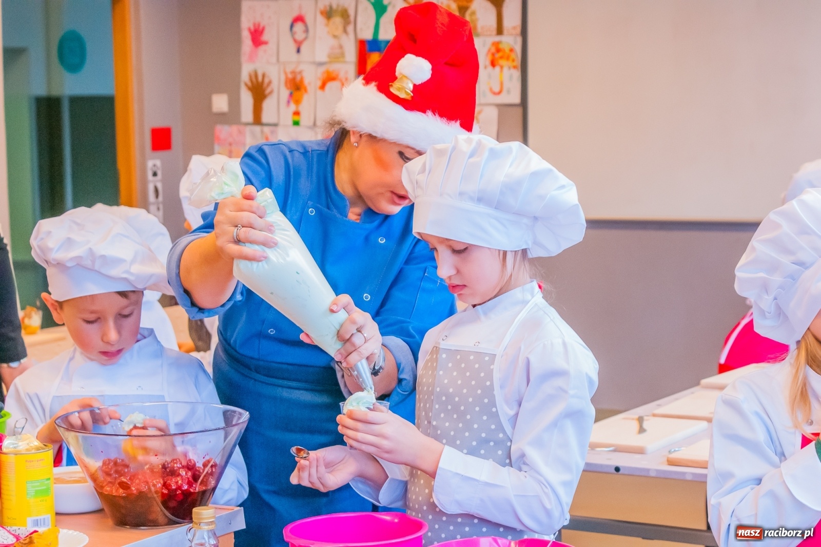 Zdjęcie w galerii na portalu naszraciborz.pl: Pysznie, zdrowo i kolorowo. Mikołajkowe warsztaty kulinarne w SP 1 [FOTO] wiadomości z regionu