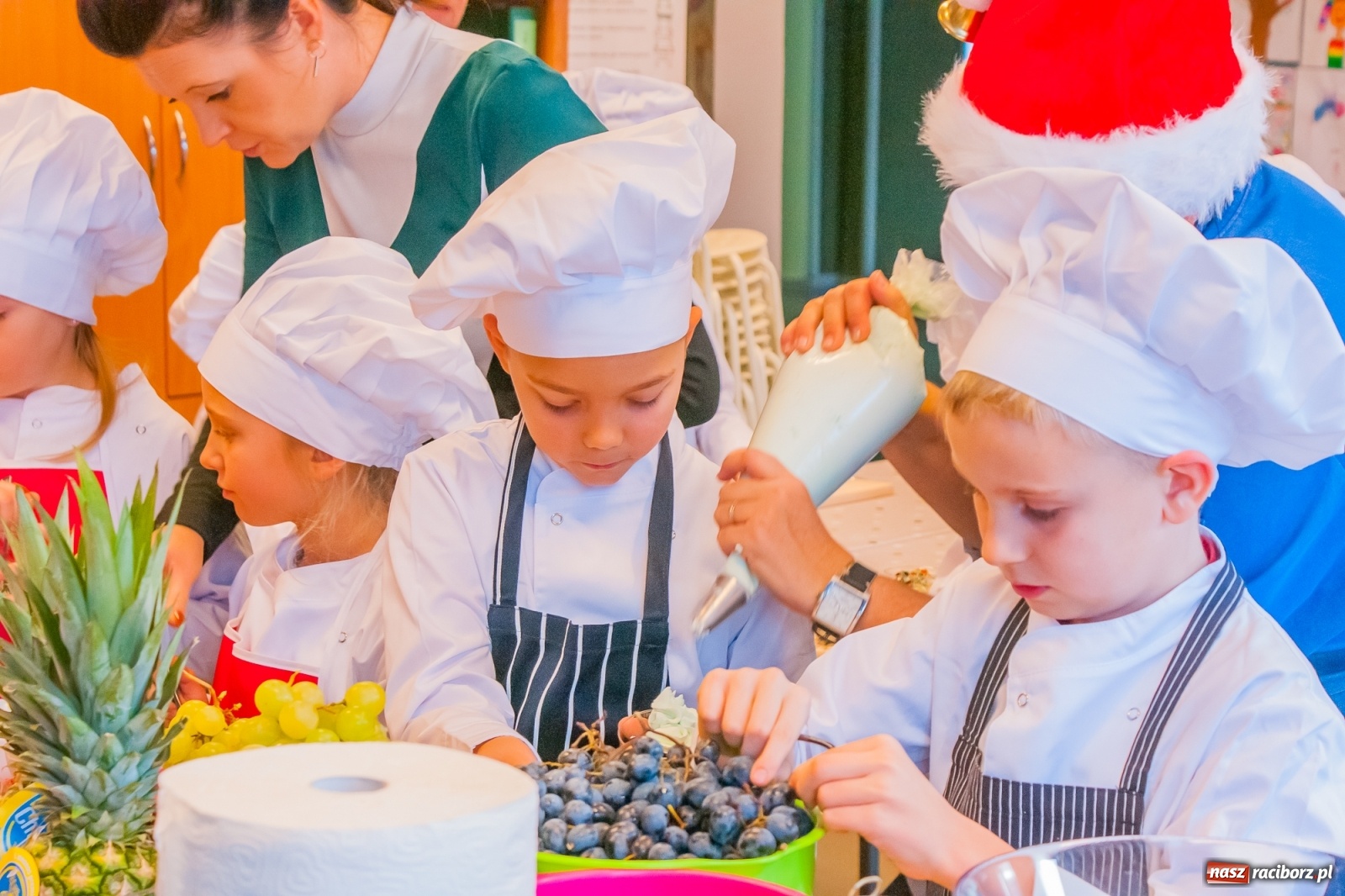 Zdjęcie w galerii na portalu naszraciborz.pl: Pysznie, zdrowo i kolorowo. Mikołajkowe warsztaty kulinarne w SP 1 [FOTO] wiadomości z regionu