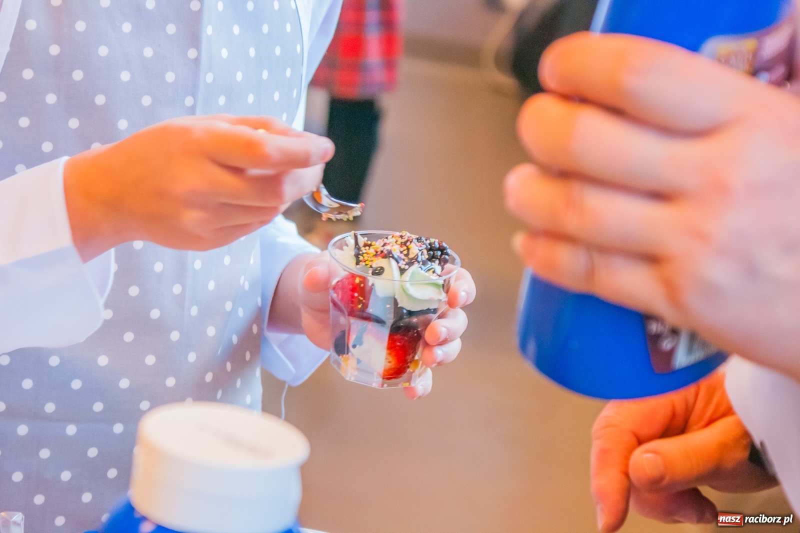 Zdjęcie w galerii na portalu naszraciborz.pl: Pysznie, zdrowo i kolorowo. Mikołajkowe warsztaty kulinarne w SP 1 [FOTO] wiadomości z regionu