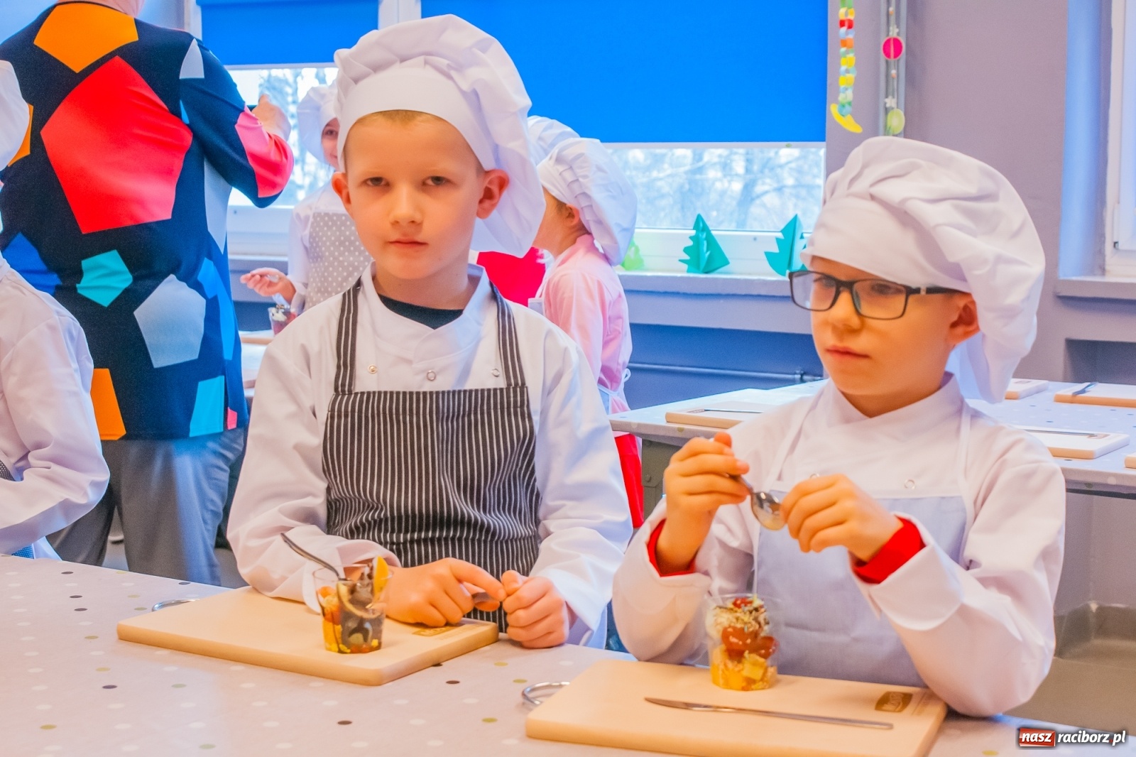 Zdjęcie w galerii na portalu naszraciborz.pl: Pysznie, zdrowo i kolorowo. Mikołajkowe warsztaty kulinarne w SP 1 [FOTO] wiadomości z regionu