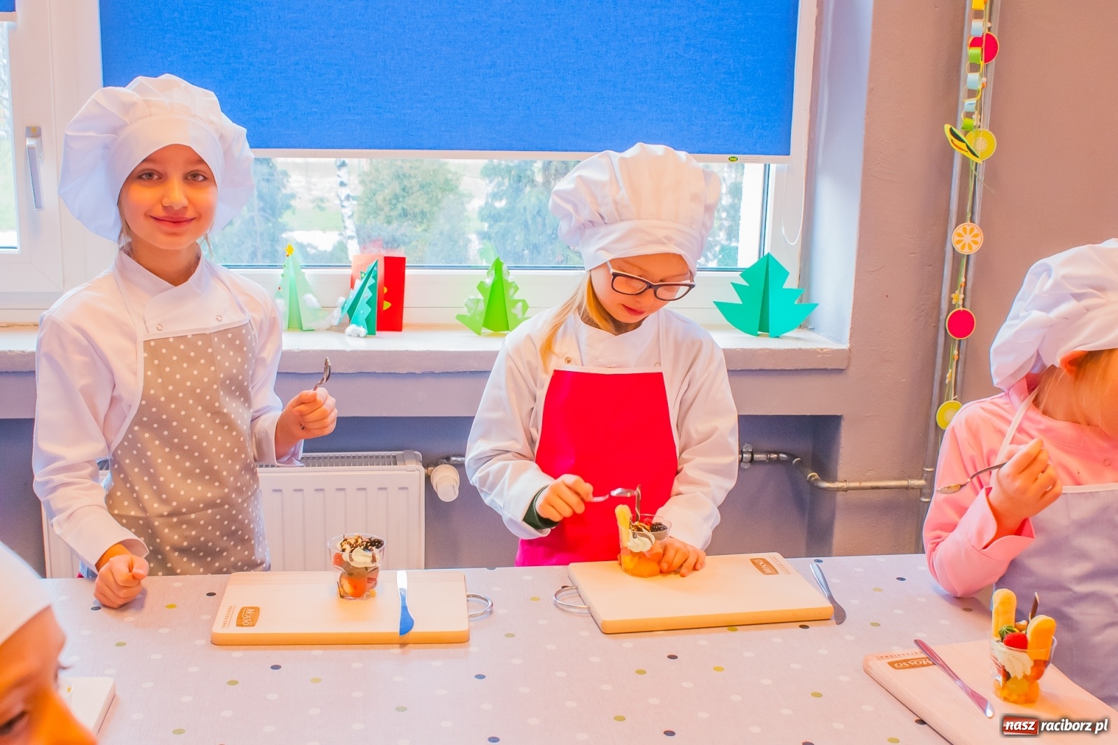 Zdjęcie w galerii na portalu naszraciborz.pl: Pysznie, zdrowo i kolorowo. Mikołajkowe warsztaty kulinarne w SP 1 [FOTO] wiadomości z regionu