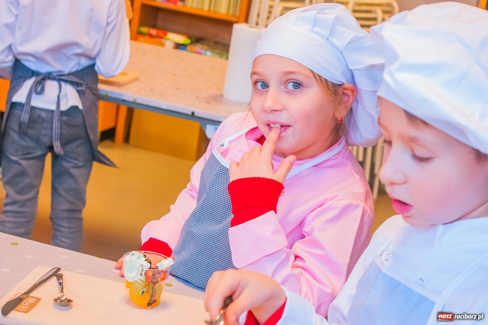 Zdjęcie w galerii na portalu naszraciborz.pl: Pysznie, zdrowo i kolorowo. Mikołajkowe warsztaty kulinarne w SP 1 [FOTO] wiadomości z regionu