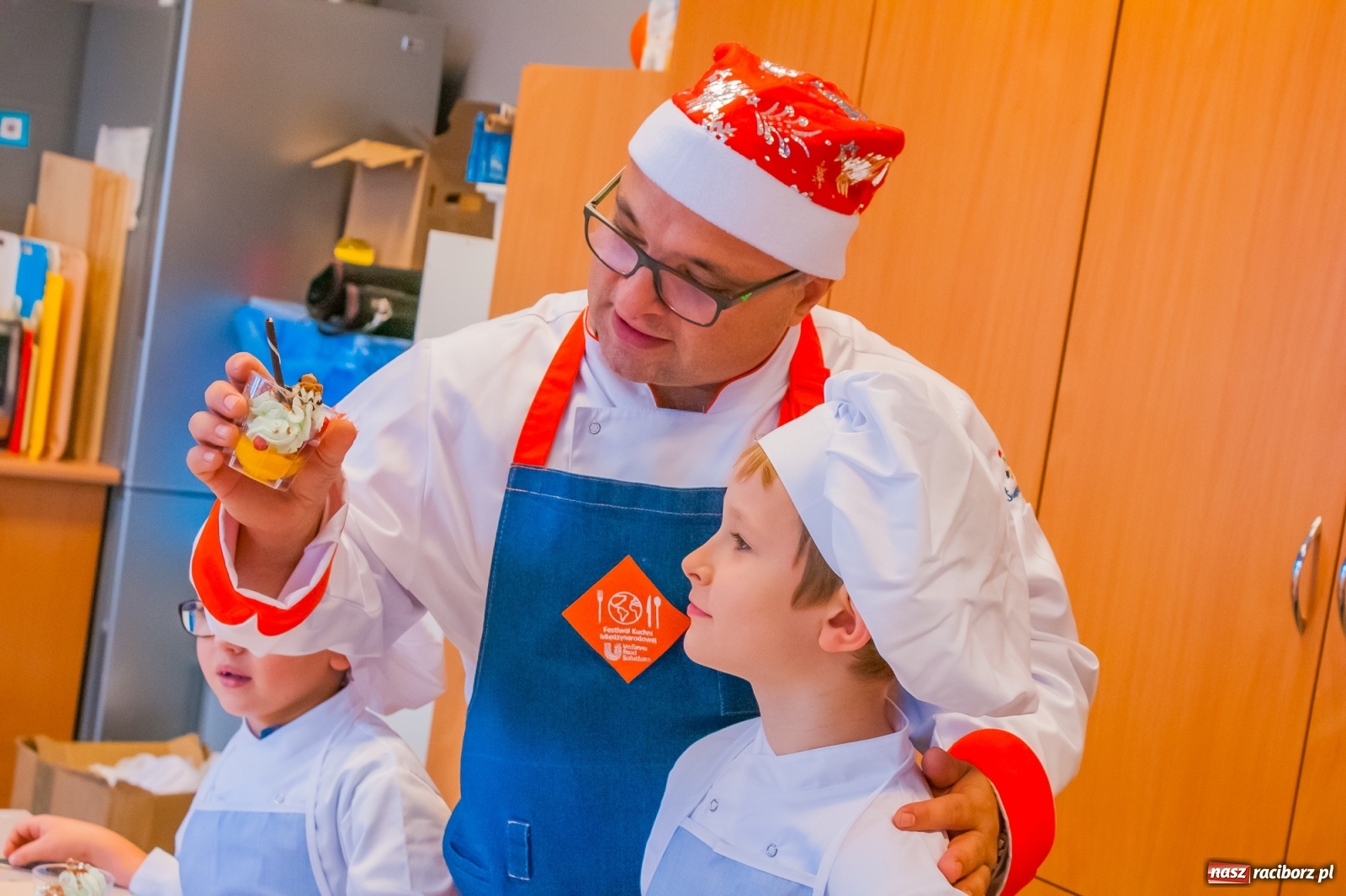 Zdjęcie w galerii na portalu naszraciborz.pl: Pysznie, zdrowo i kolorowo. Mikołajkowe warsztaty kulinarne w SP 1 [FOTO] wiadomości z regionu