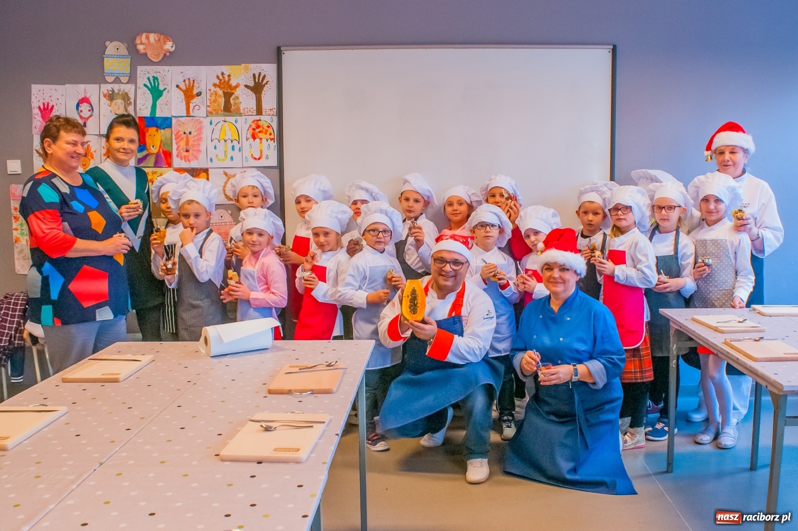 Zdjęcie w galerii na portalu naszraciborz.pl: Pysznie, zdrowo i kolorowo. Mikołajkowe warsztaty kulinarne w SP 1 [FOTO] wiadomości z regionu
