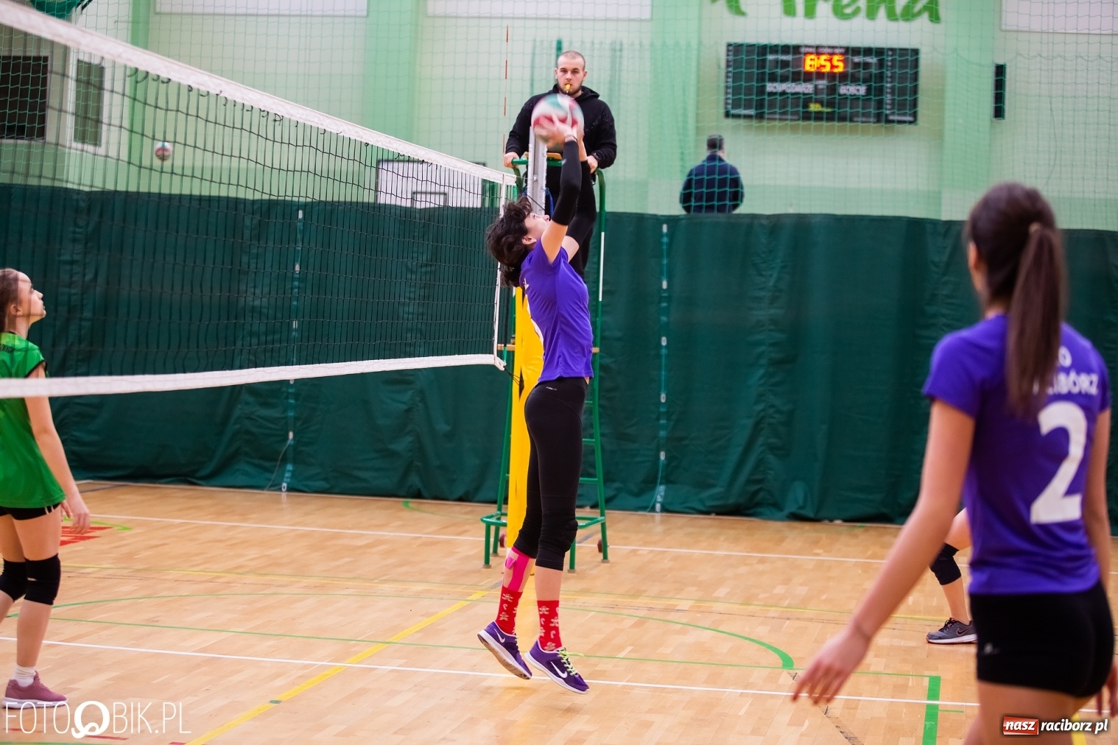 Zdjęcie w galerii na portalu naszraciborz.pl: Turniej Mikołajkowy w Piłce Siatkowej w Arenie Rafako wiadomości z regionu