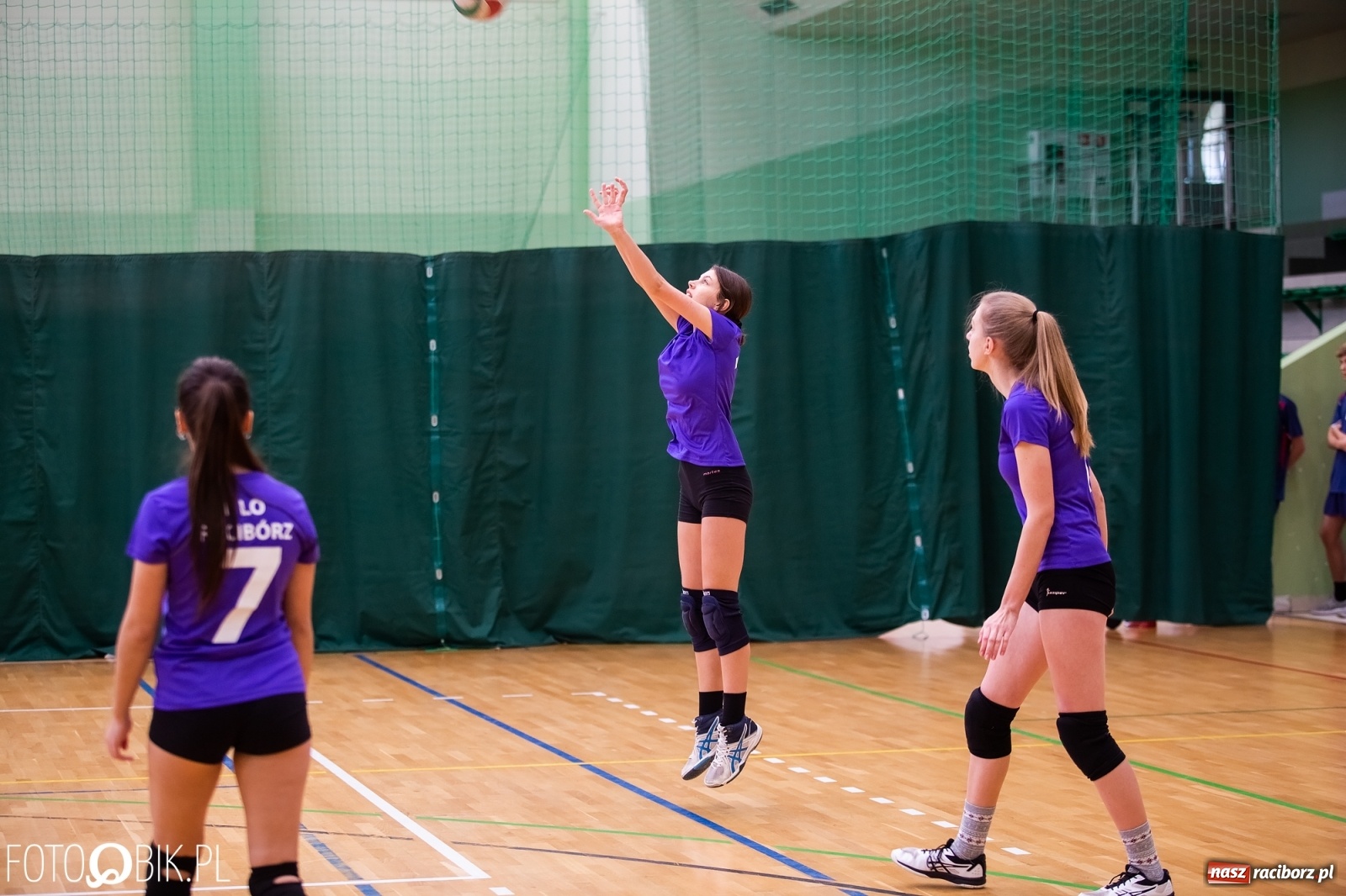 Zdjęcie w galerii na portalu naszraciborz.pl: Turniej Mikołajkowy w Piłce Siatkowej w Arenie Rafako wiadomości z regionu