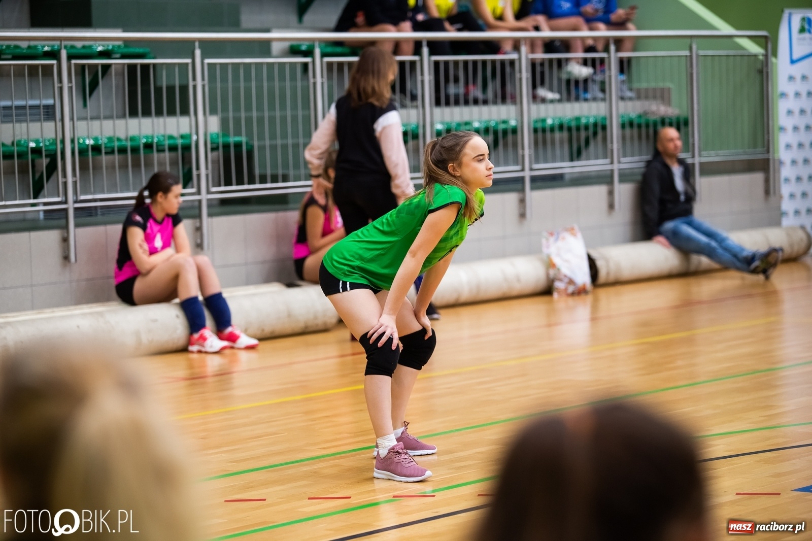 Zdjęcie w galerii na portalu naszraciborz.pl: Turniej Mikołajkowy w Piłce Siatkowej w Arenie Rafako wiadomości z regionu