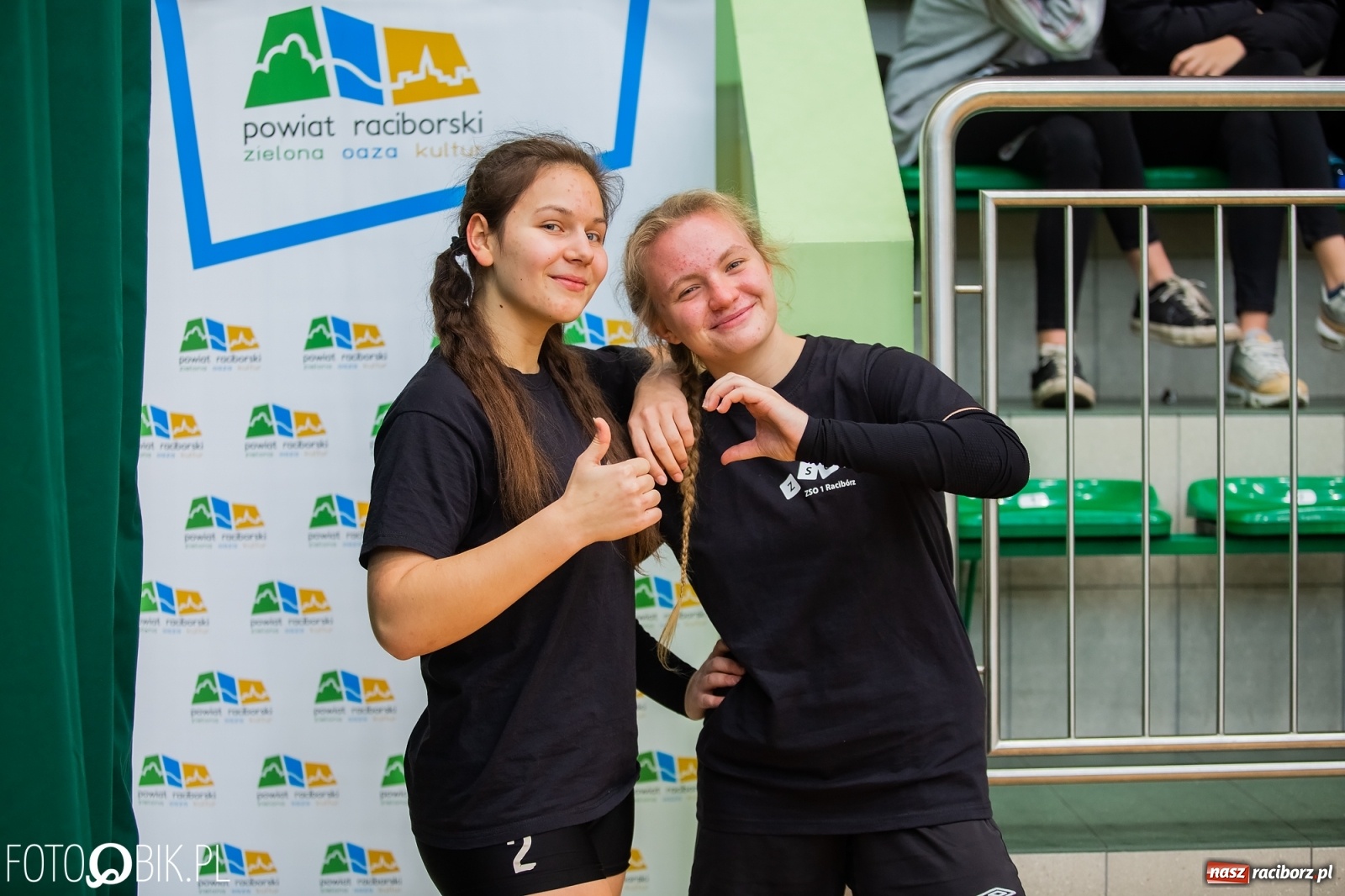 Zdjęcie w galerii na portalu naszraciborz.pl: Turniej Mikołajkowy w Piłce Siatkowej w Arenie Rafako wiadomości z regionu