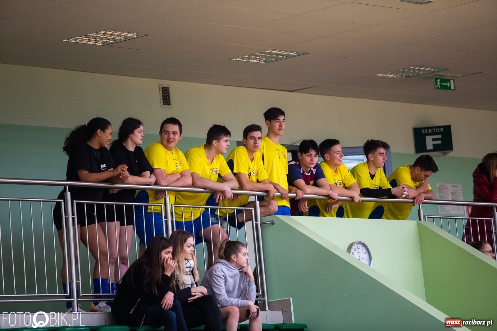 Zdjęcie w galerii na portalu naszraciborz.pl: Turniej Mikołajkowy w Piłce Siatkowej w Arenie Rafako wiadomości z regionu