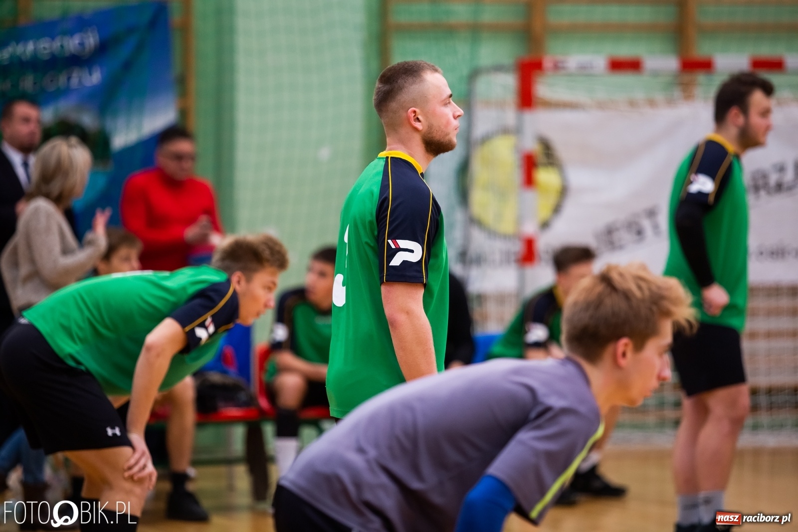 Zdjęcie w galerii na portalu naszraciborz.pl: Turniej Mikołajkowy w Piłce Siatkowej w Arenie Rafako wiadomości z regionu