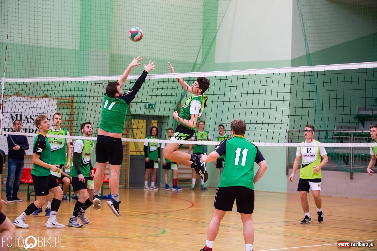 Zdjęcie w galerii na portalu naszraciborz.pl: Turniej Mikołajkowy w Piłce Siatkowej w Arenie Rafako wiadomości z regionu