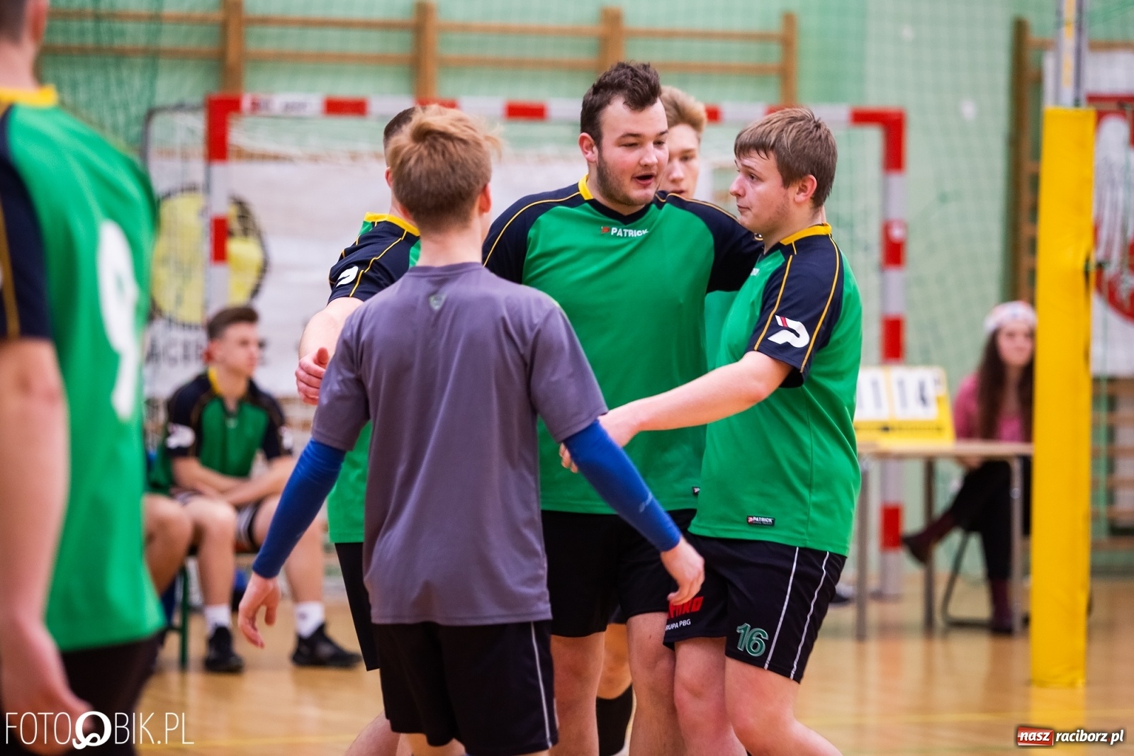 Zdjęcie w galerii na portalu naszraciborz.pl: Turniej Mikołajkowy w Piłce Siatkowej w Arenie Rafako wiadomości z regionu