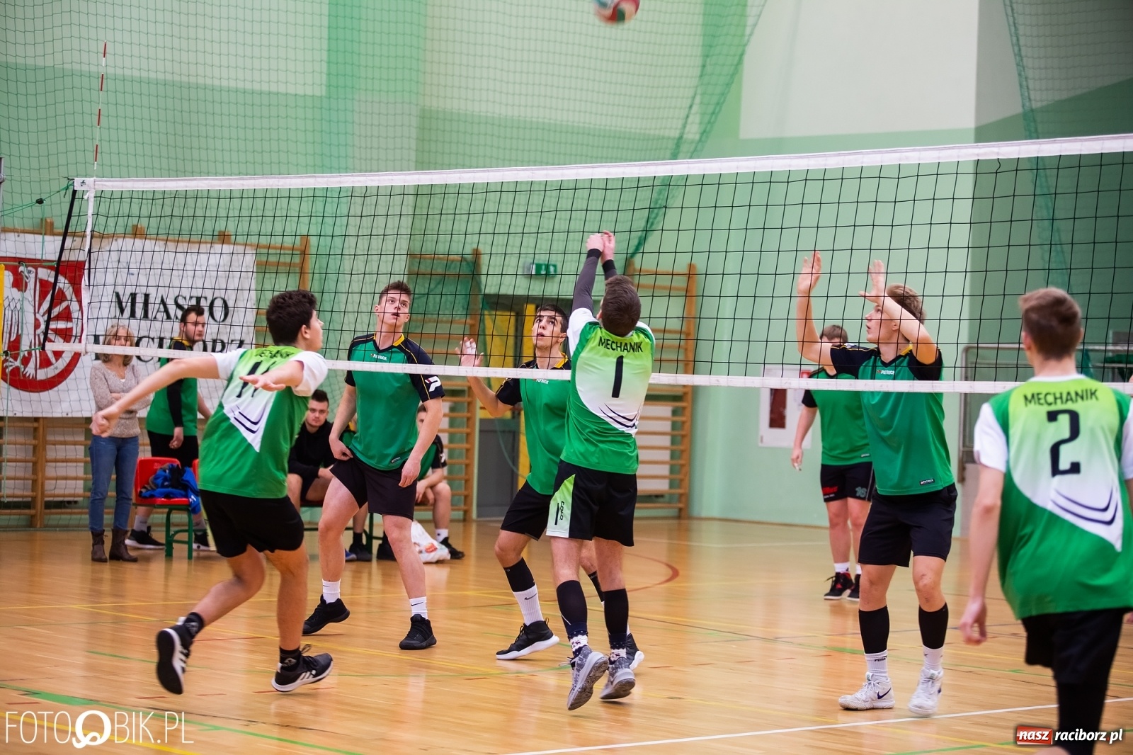 Zdjęcie w galerii na portalu naszraciborz.pl: Turniej Mikołajkowy w Piłce Siatkowej w Arenie Rafako wiadomości z regionu