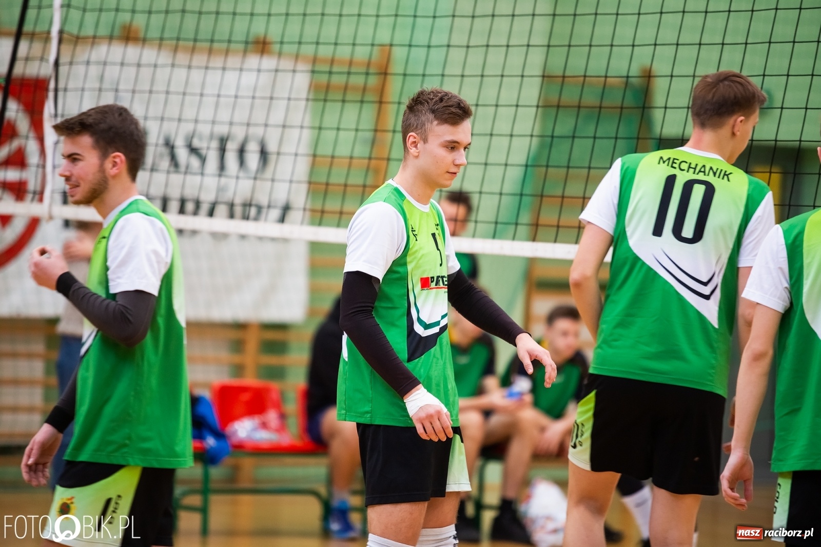 Zdjęcie w galerii na portalu naszraciborz.pl: Turniej Mikołajkowy w Piłce Siatkowej w Arenie Rafako wiadomości z regionu