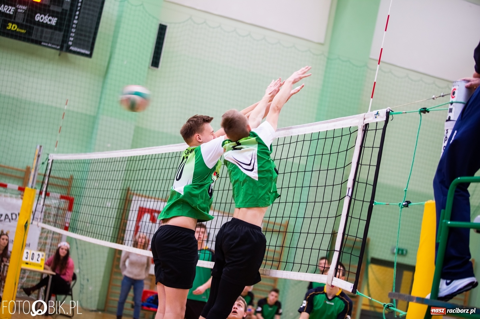 Zdjęcie w galerii na portalu naszraciborz.pl: Turniej Mikołajkowy w Piłce Siatkowej w Arenie Rafako wiadomości z regionu