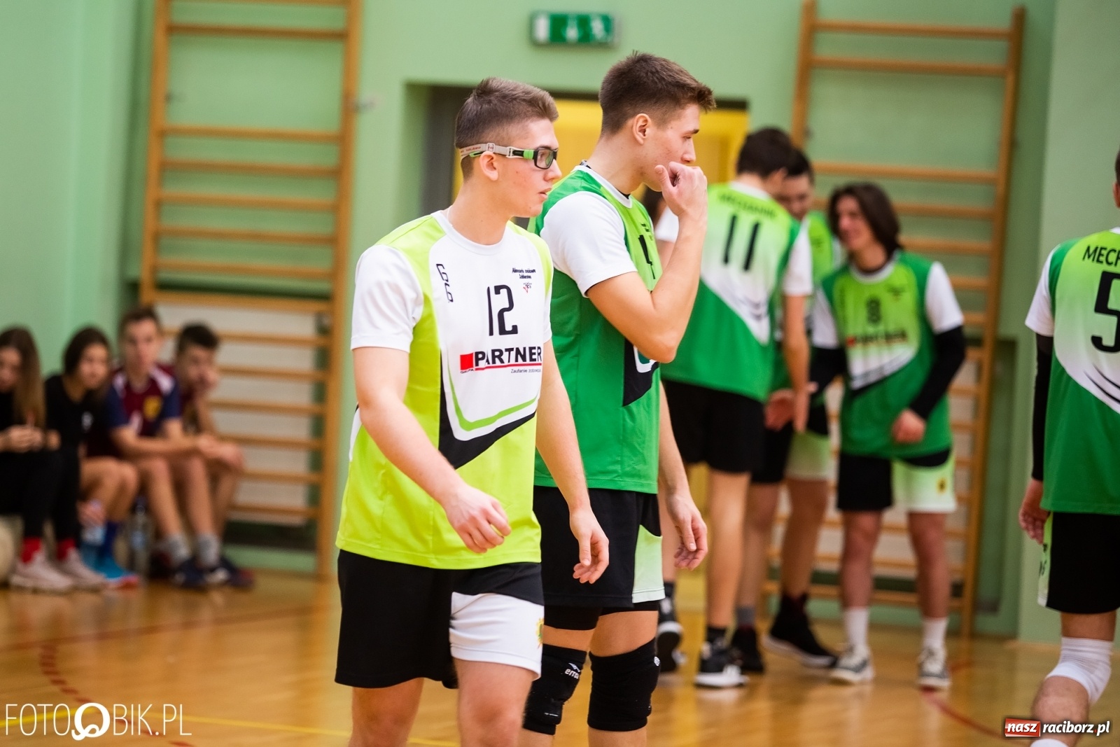 Zdjęcie w galerii na portalu naszraciborz.pl: Turniej Mikołajkowy w Piłce Siatkowej w Arenie Rafako wiadomości z regionu
