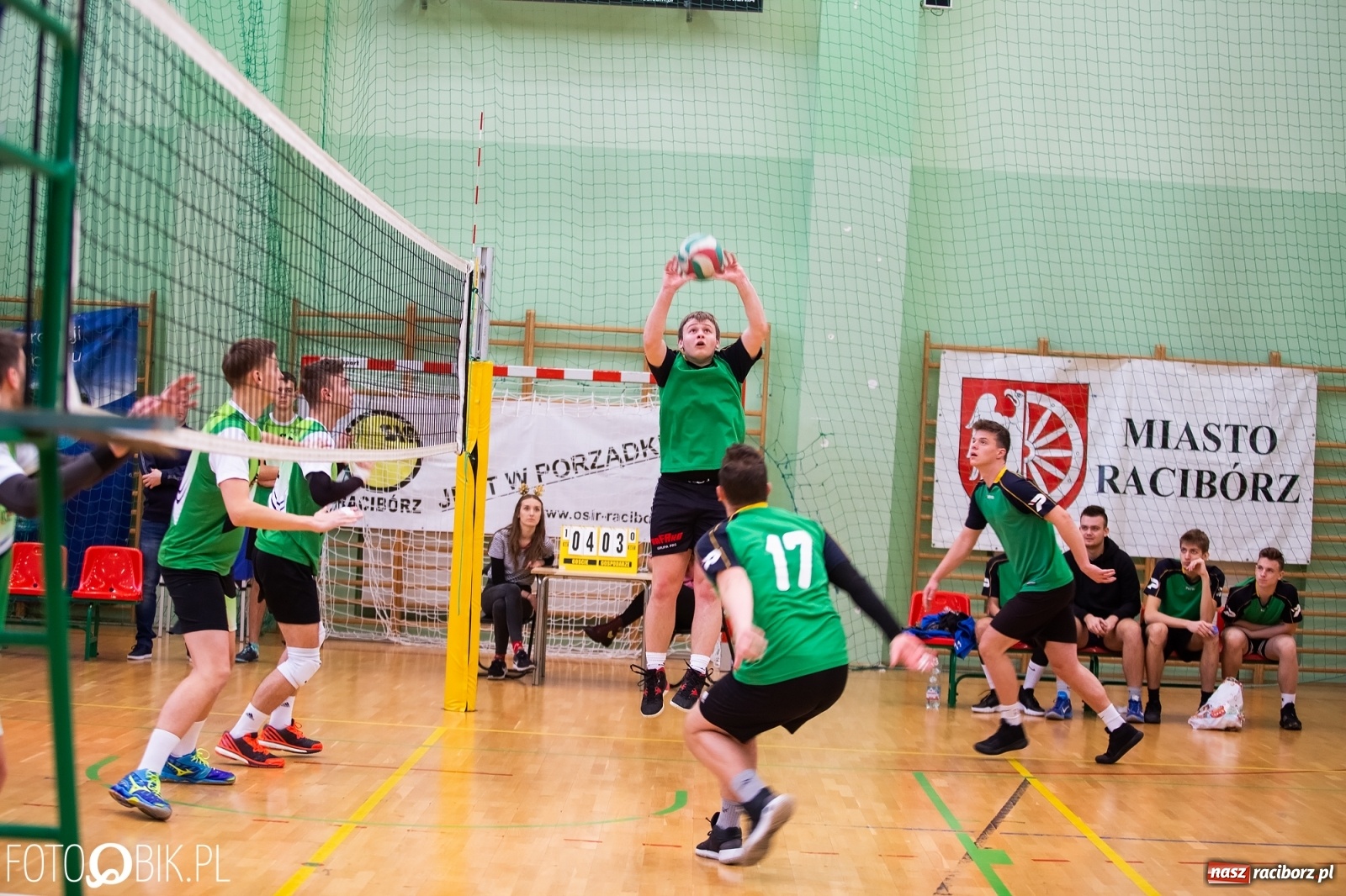 Zdjęcie w galerii na portalu naszraciborz.pl: Turniej Mikołajkowy w Piłce Siatkowej w Arenie Rafako wiadomości z regionu