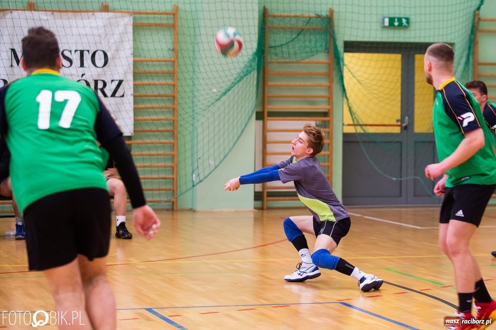 Zdjęcie w galerii na portalu naszraciborz.pl: Turniej Mikołajkowy w Piłce Siatkowej w Arenie Rafako wiadomości z regionu