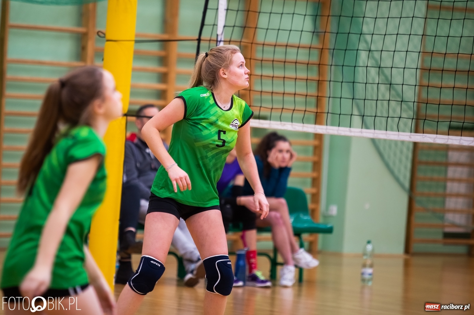 Zdjęcie w galerii na portalu naszraciborz.pl: Turniej Mikołajkowy w Piłce Siatkowej w Arenie Rafako wiadomości z regionu