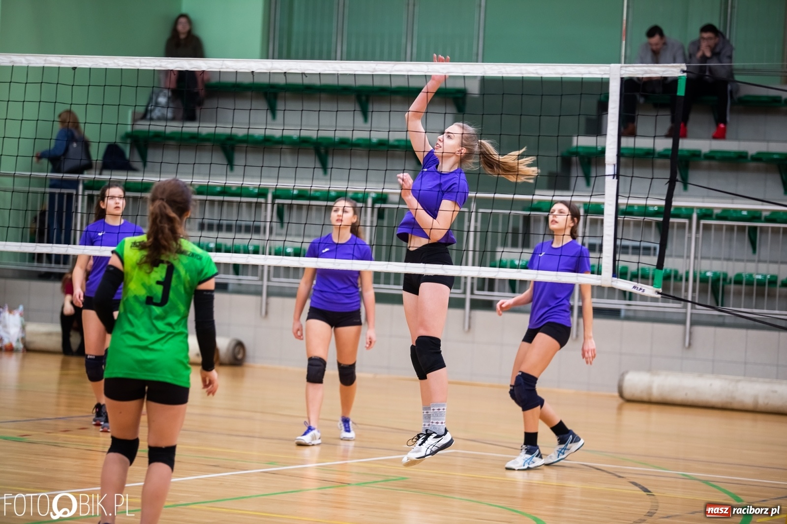 Zdjęcie w galerii na portalu naszraciborz.pl: Turniej Mikołajkowy w Piłce Siatkowej w Arenie Rafako wiadomości z regionu