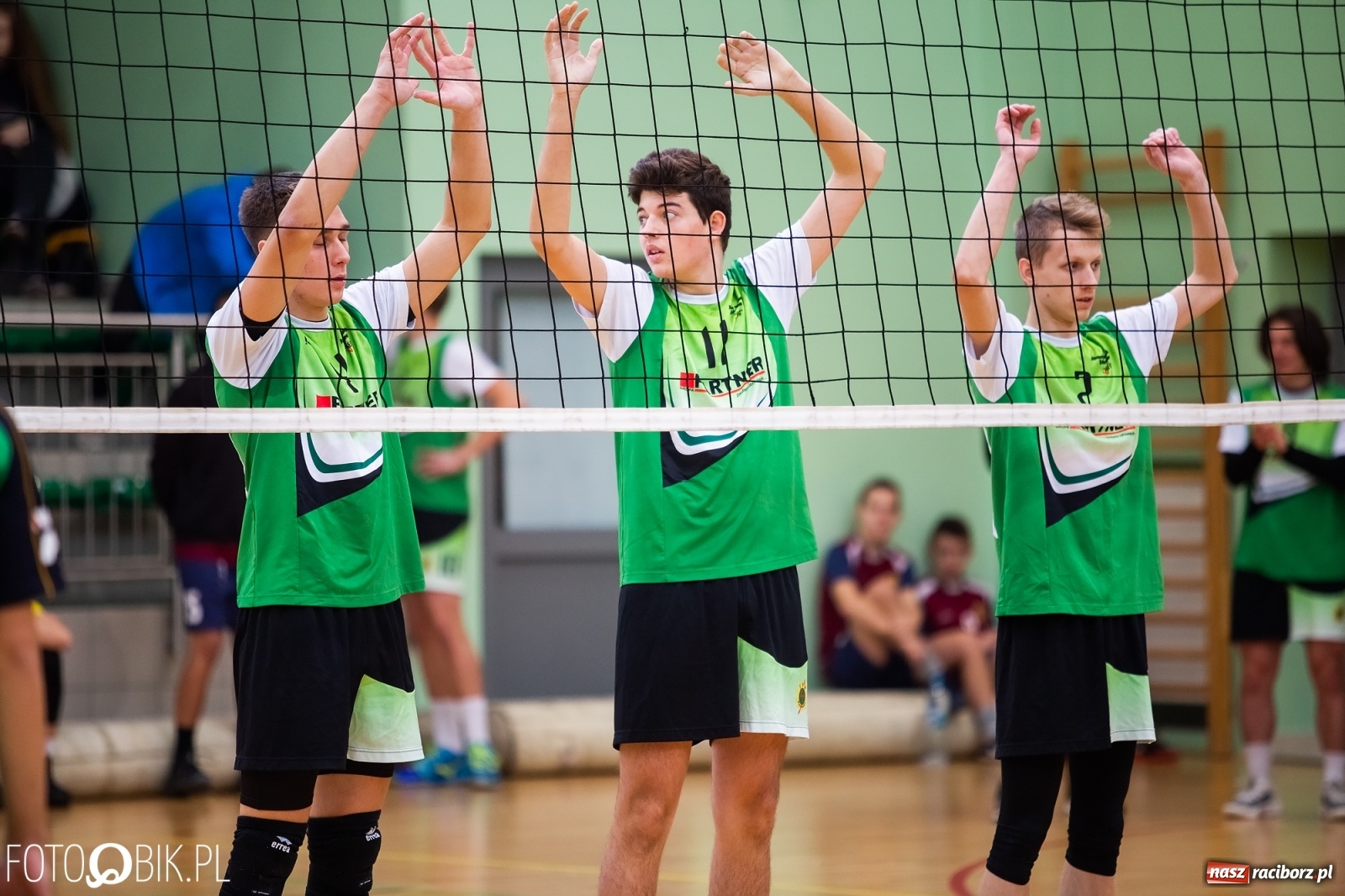 Zdjęcie w galerii na portalu naszraciborz.pl: Turniej Mikołajkowy w Piłce Siatkowej w Arenie Rafako wiadomości z regionu