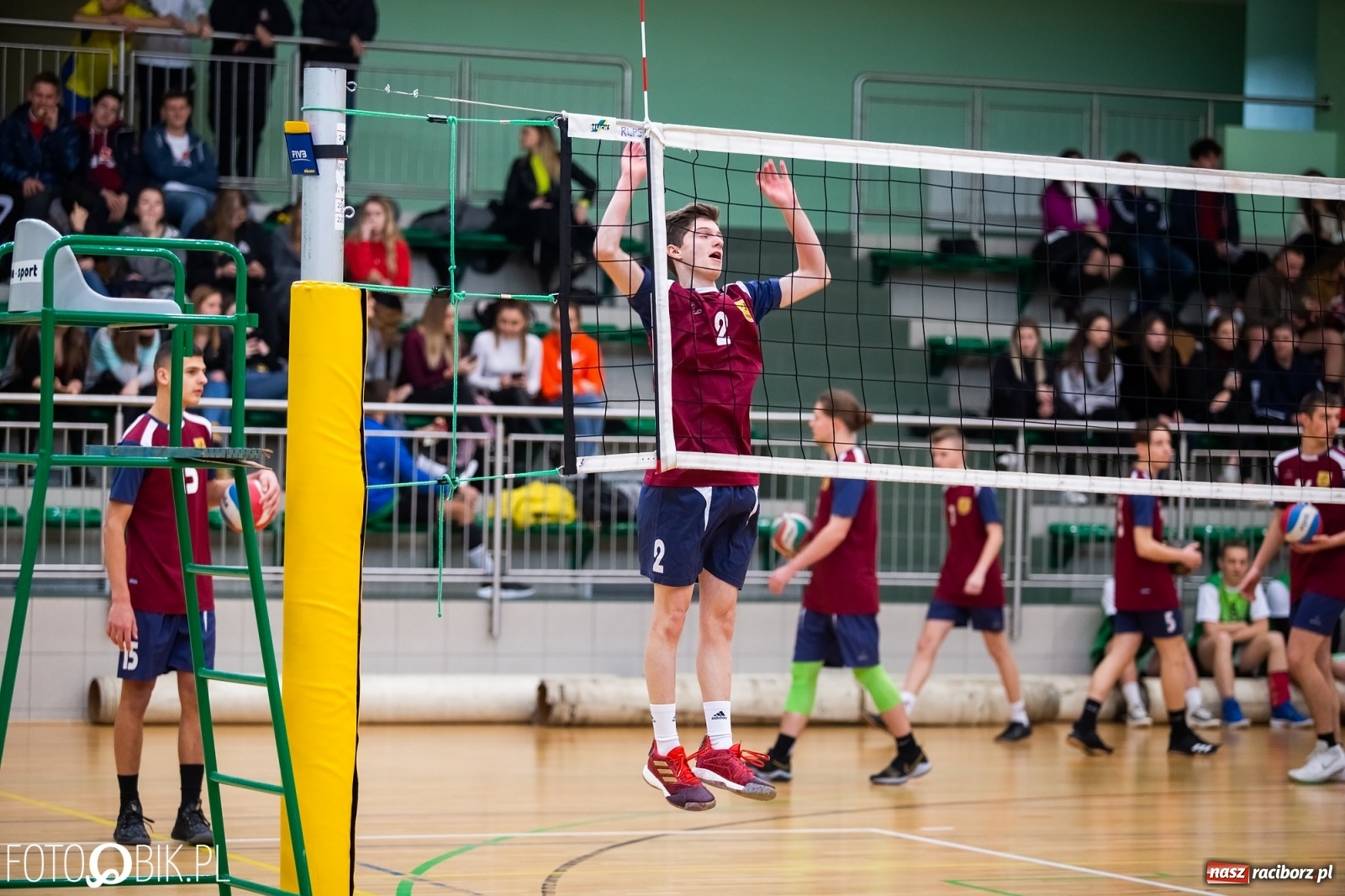Zdjęcie w galerii na portalu naszraciborz.pl: Turniej Mikołajkowy w Piłce Siatkowej w Arenie Rafako wiadomości z regionu