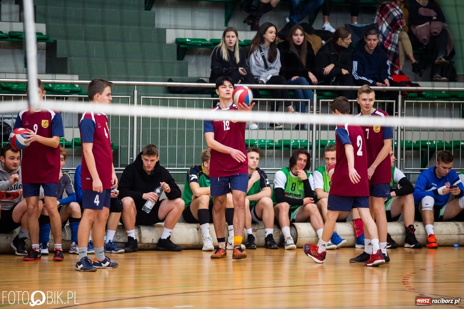 Zdjęcie w galerii na portalu naszraciborz.pl: Turniej Mikołajkowy w Piłce Siatkowej w Arenie Rafako wiadomości z regionu