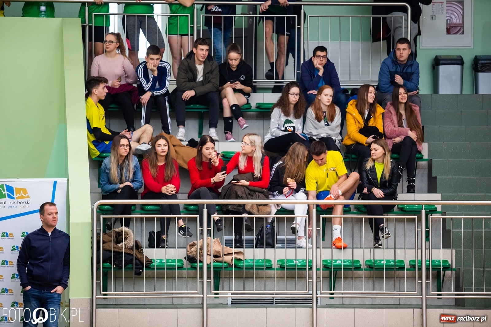Zdjęcie w galerii na portalu naszraciborz.pl: Turniej Mikołajkowy w Piłce Siatkowej w Arenie Rafako wiadomości z regionu