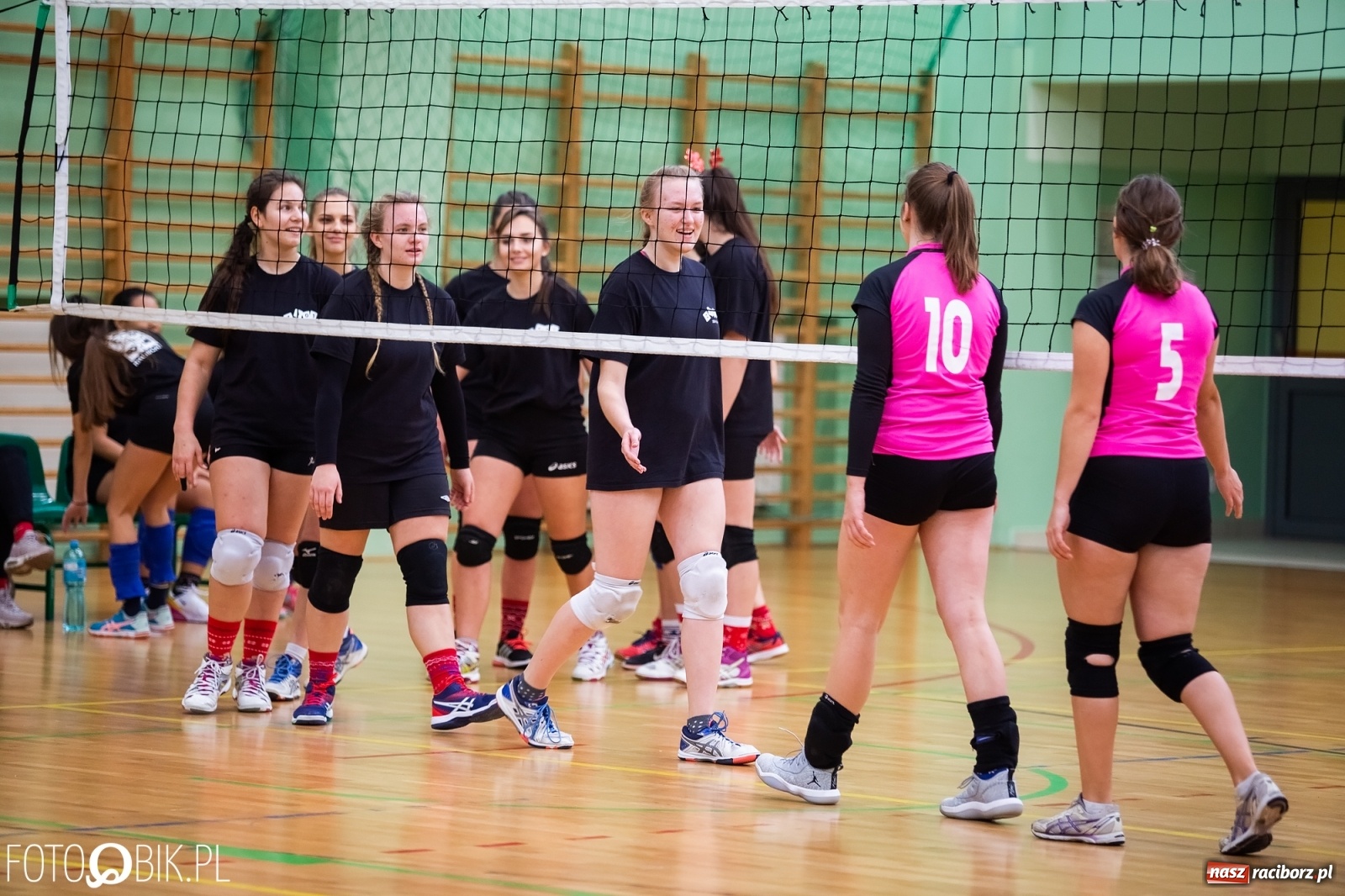 Zdjęcie w galerii na portalu naszraciborz.pl: Turniej Mikołajkowy w Piłce Siatkowej w Arenie Rafako wiadomości z regionu