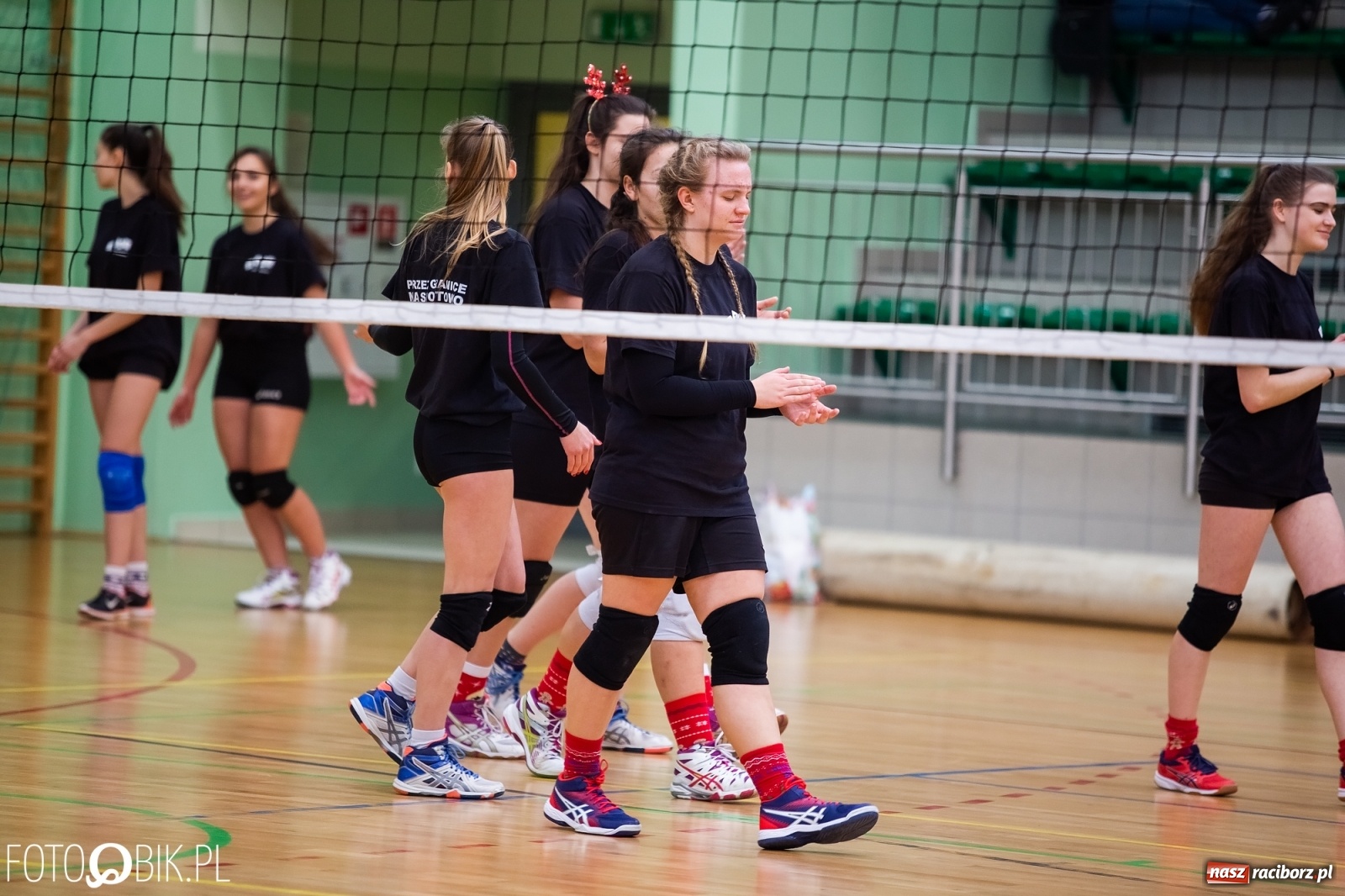 Zdjęcie w galerii na portalu naszraciborz.pl: Turniej Mikołajkowy w Piłce Siatkowej w Arenie Rafako wiadomości z regionu