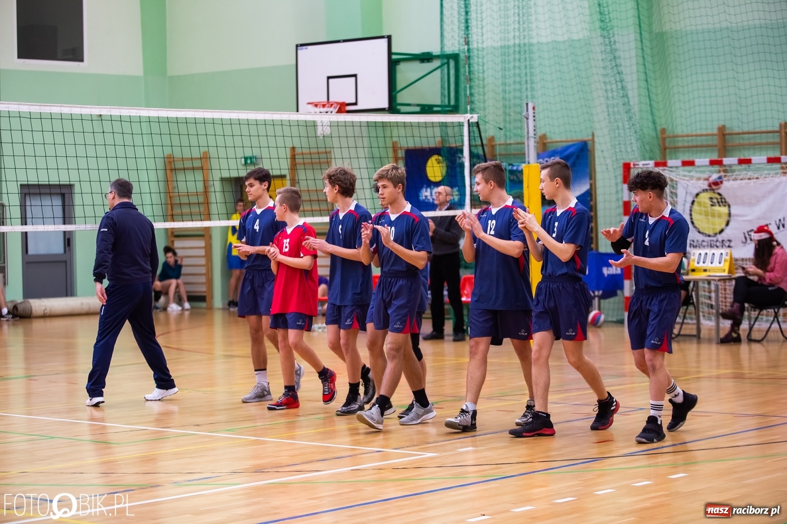 Zdjęcie w galerii na portalu naszraciborz.pl: Turniej Mikołajkowy w Piłce Siatkowej w Arenie Rafako wiadomości z regionu