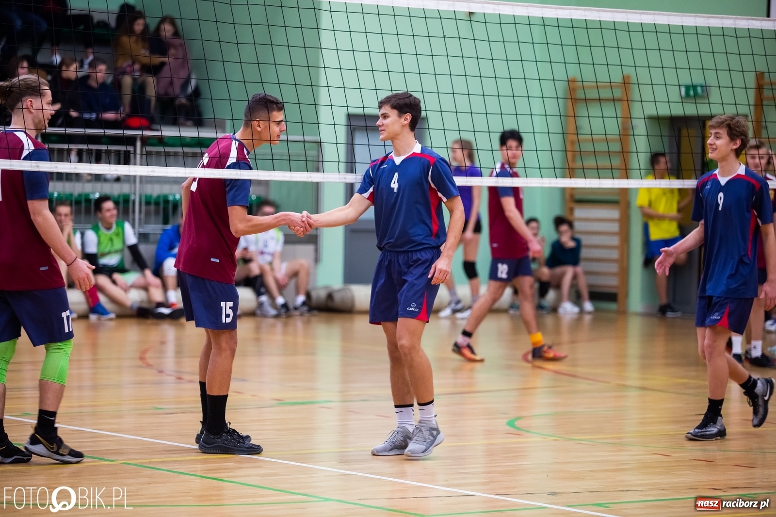 Zdjęcie w galerii na portalu naszraciborz.pl: Turniej Mikołajkowy w Piłce Siatkowej w Arenie Rafako wiadomości z regionu