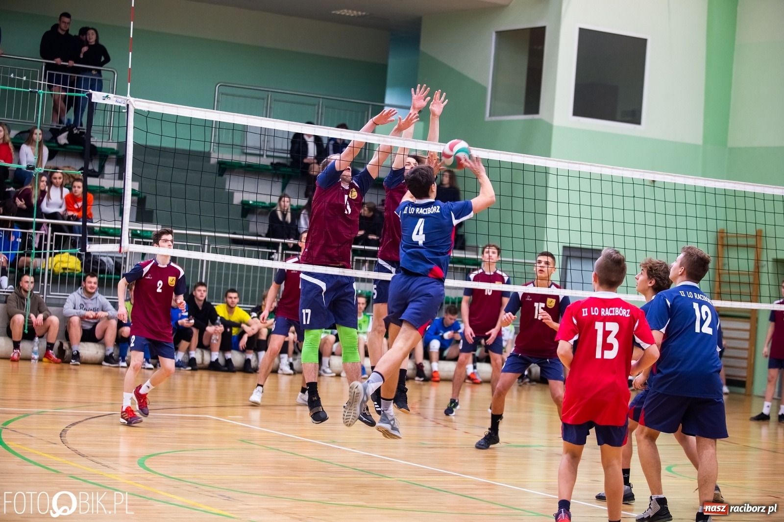 Zdjęcie w galerii na portalu naszraciborz.pl: Turniej Mikołajkowy w Piłce Siatkowej w Arenie Rafako wiadomości z regionu