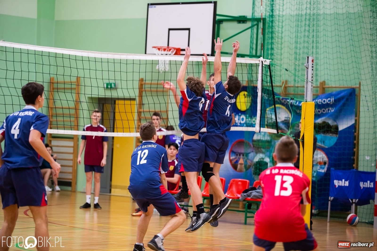 Zdjęcie w galerii na portalu naszraciborz.pl: Turniej Mikołajkowy w Piłce Siatkowej w Arenie Rafako wiadomości z regionu