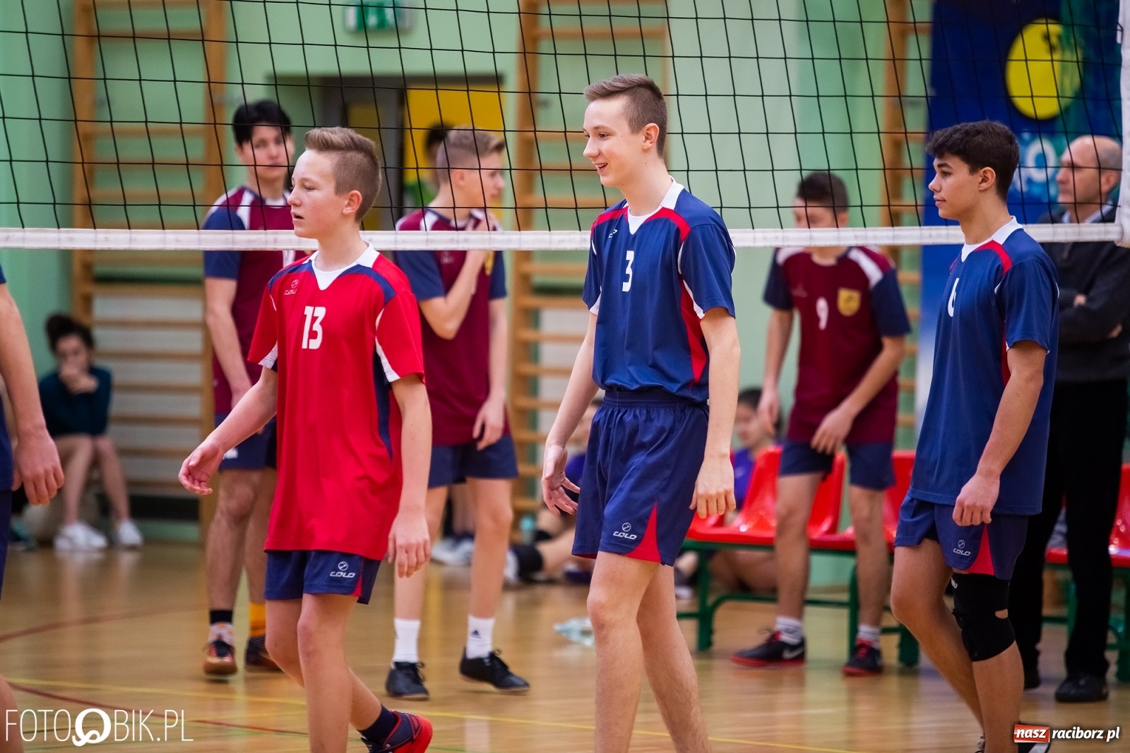 Zdjęcie w galerii na portalu naszraciborz.pl: Turniej Mikołajkowy w Piłce Siatkowej w Arenie Rafako wiadomości z regionu