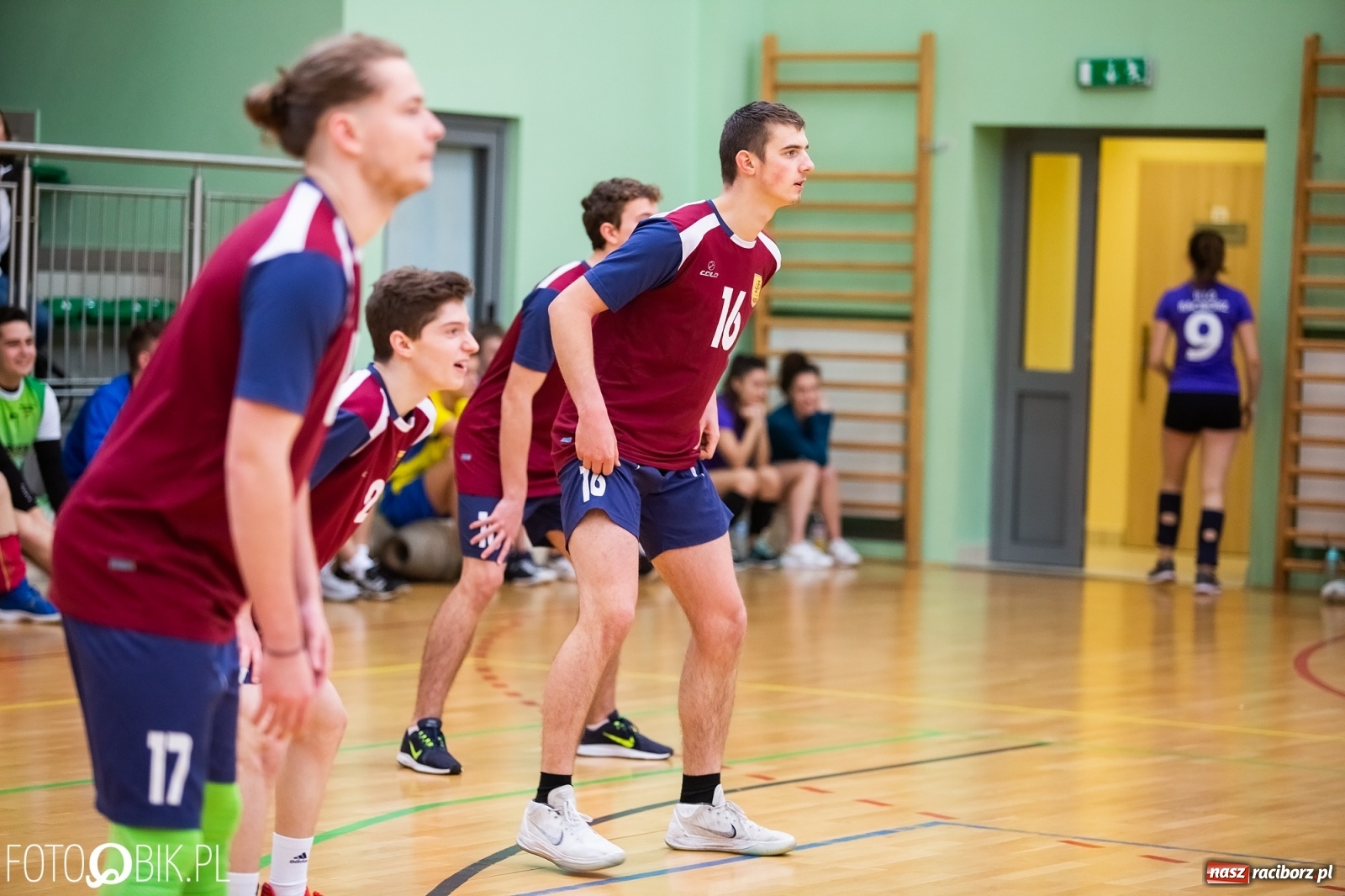 Zdjęcie w galerii na portalu naszraciborz.pl: Turniej Mikołajkowy w Piłce Siatkowej w Arenie Rafako wiadomości z regionu