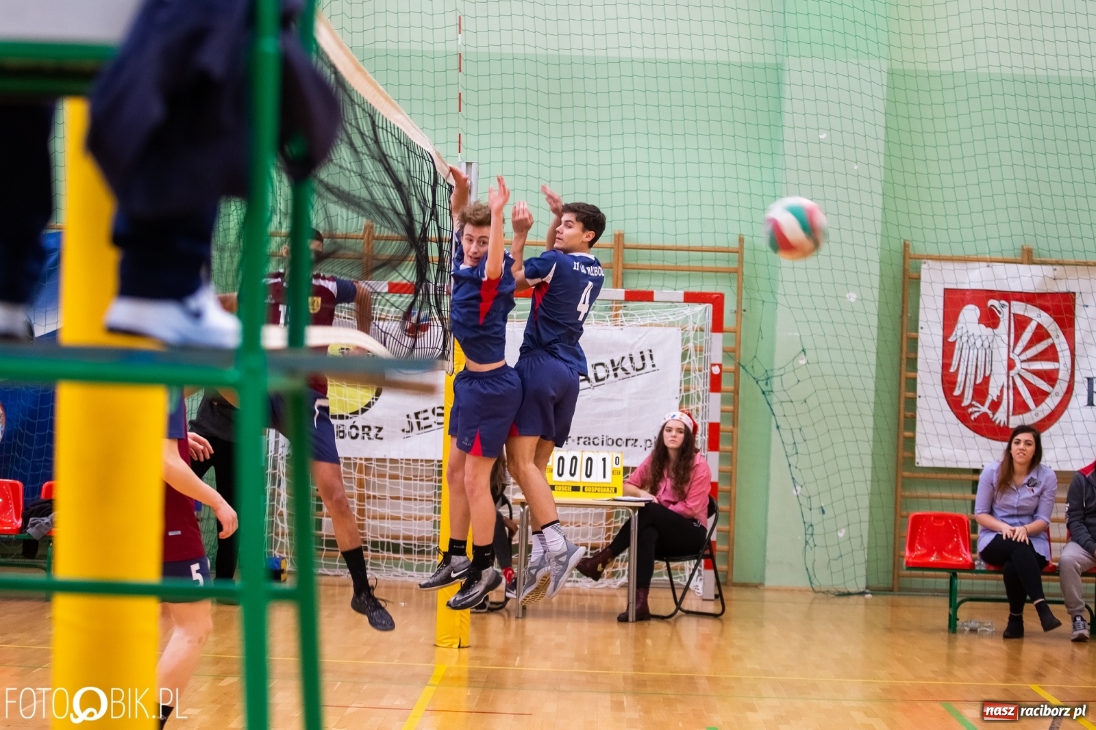 Zdjęcie w galerii na portalu naszraciborz.pl: Turniej Mikołajkowy w Piłce Siatkowej w Arenie Rafako wiadomości z regionu