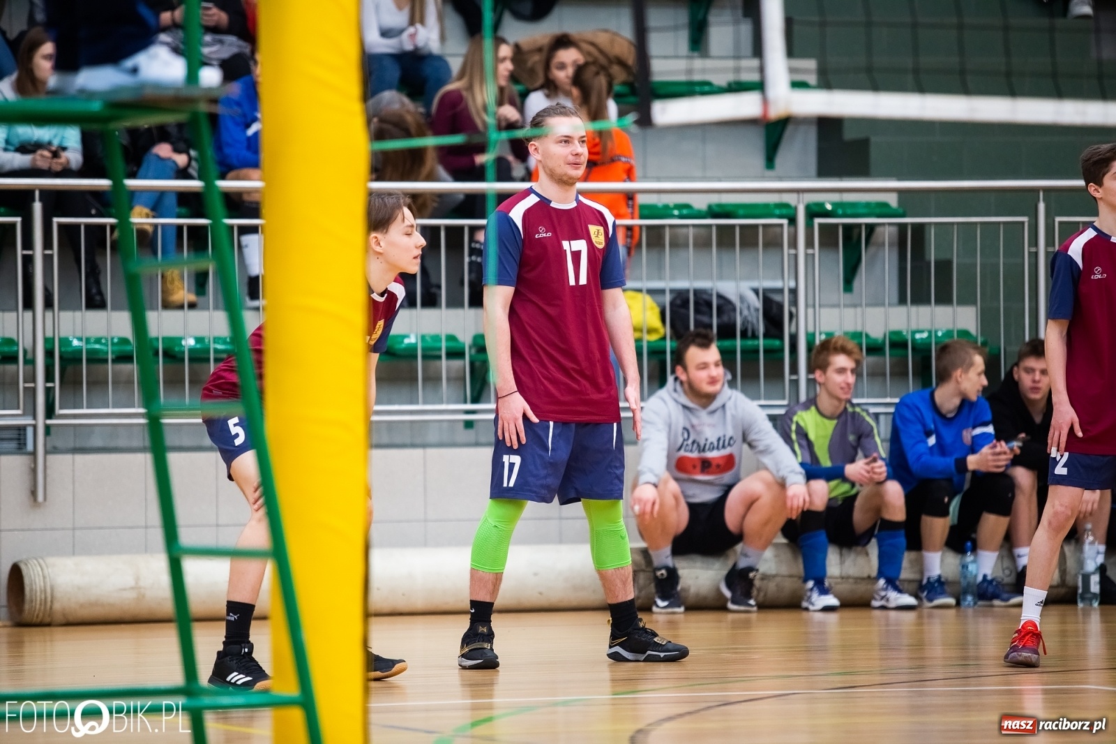 Zdjęcie w galerii na portalu naszraciborz.pl: Turniej Mikołajkowy w Piłce Siatkowej w Arenie Rafako wiadomości z regionu