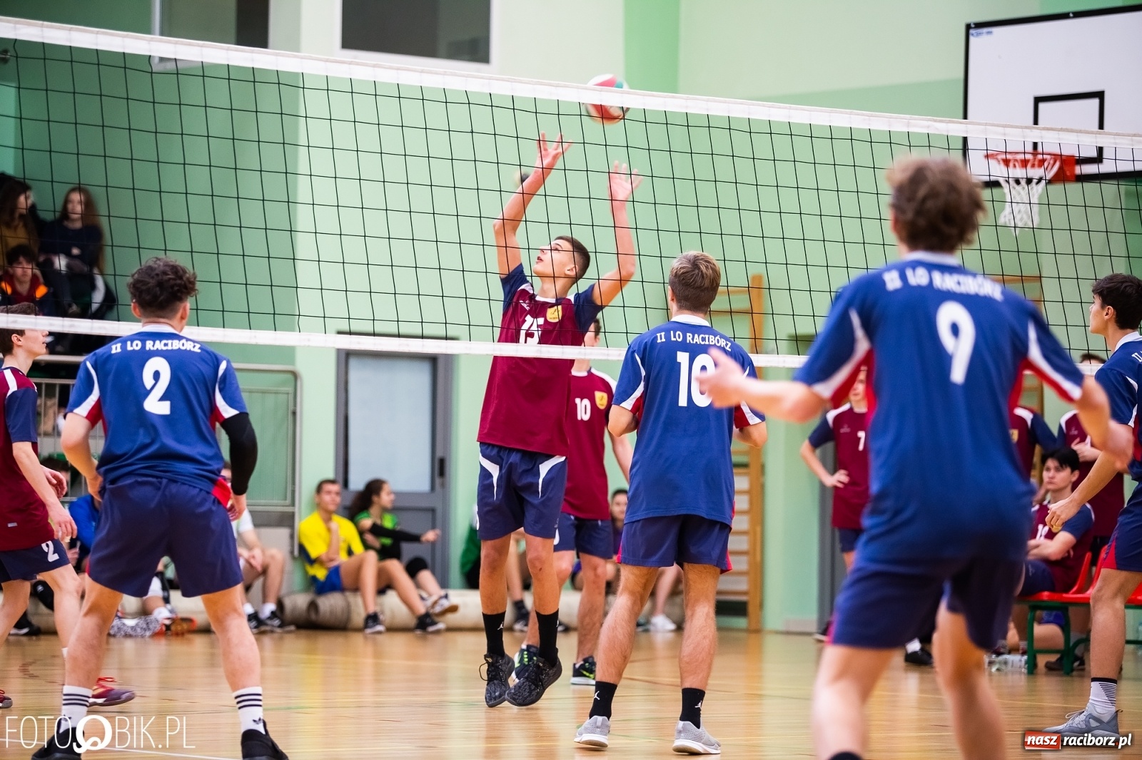 Zdjęcie w galerii na portalu naszraciborz.pl: Turniej Mikołajkowy w Piłce Siatkowej w Arenie Rafako wiadomości z regionu