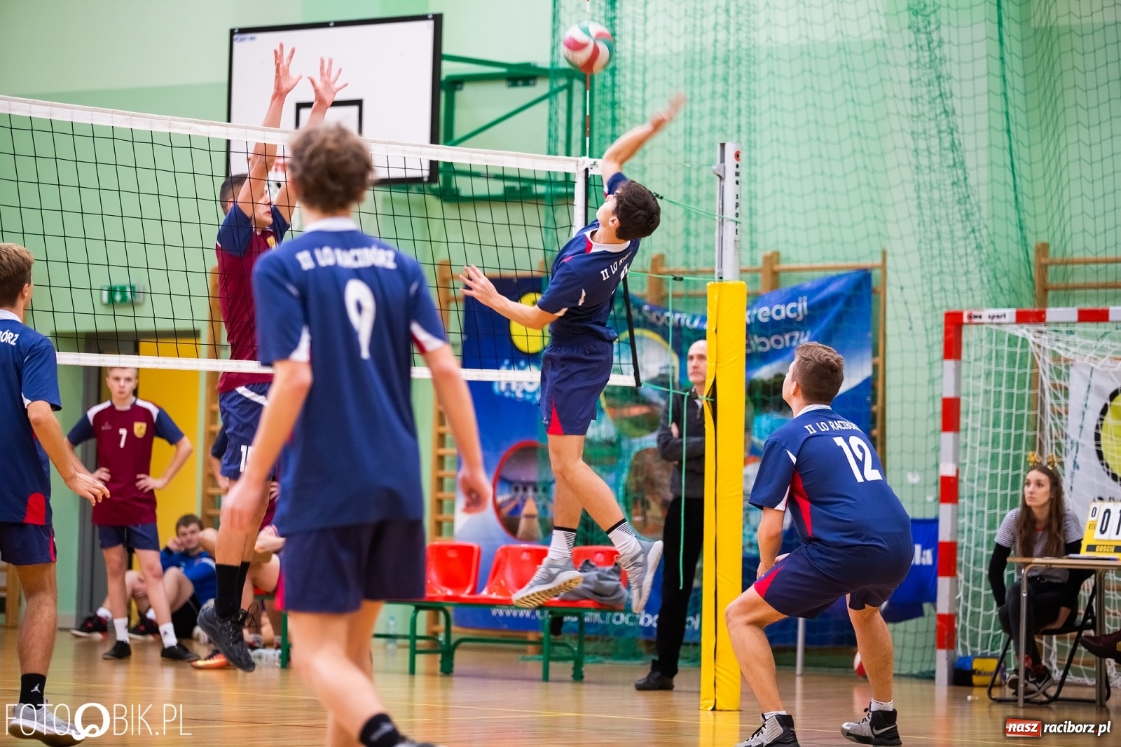 Zdjęcie w galerii na portalu naszraciborz.pl: Turniej Mikołajkowy w Piłce Siatkowej w Arenie Rafako wiadomości z regionu