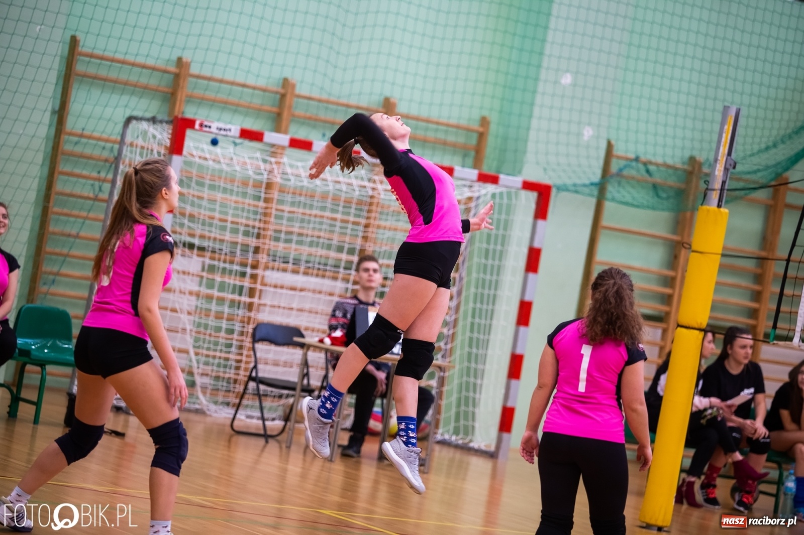 Zdjęcie w galerii na portalu naszraciborz.pl: Turniej Mikołajkowy w Piłce Siatkowej w Arenie Rafako wiadomości z regionu