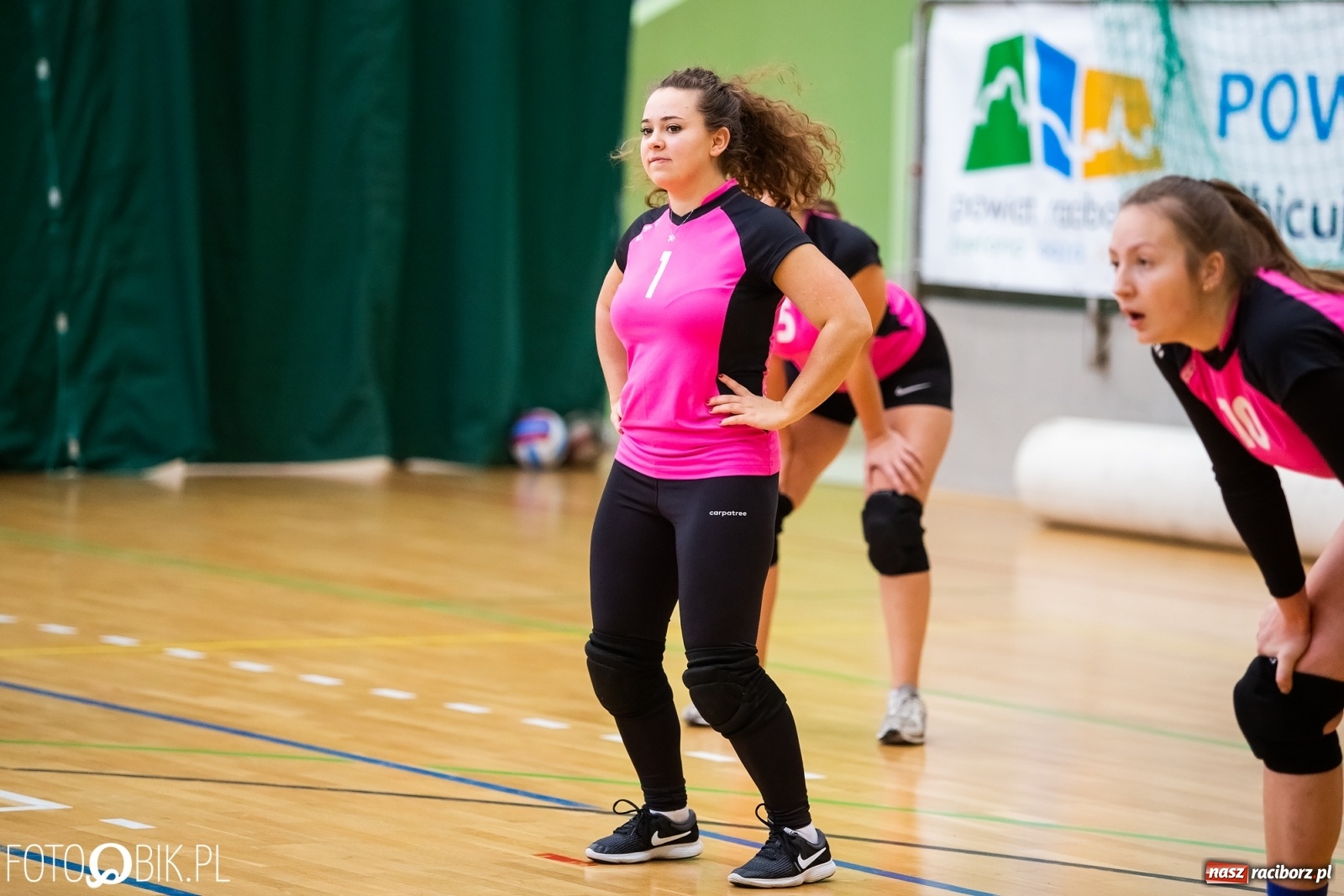 Zdjęcie w galerii na portalu naszraciborz.pl: Turniej Mikołajkowy w Piłce Siatkowej w Arenie Rafako wiadomości z regionu