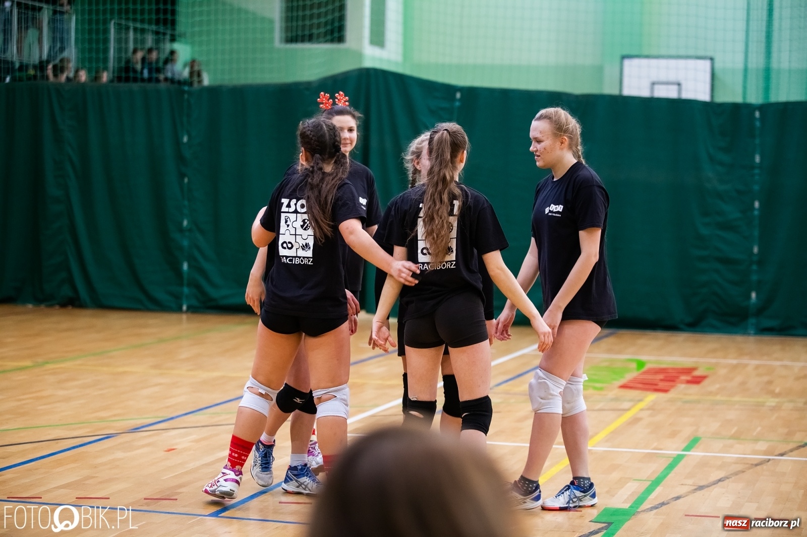 Zdjęcie w galerii na portalu naszraciborz.pl: Turniej Mikołajkowy w Piłce Siatkowej w Arenie Rafako wiadomości z regionu