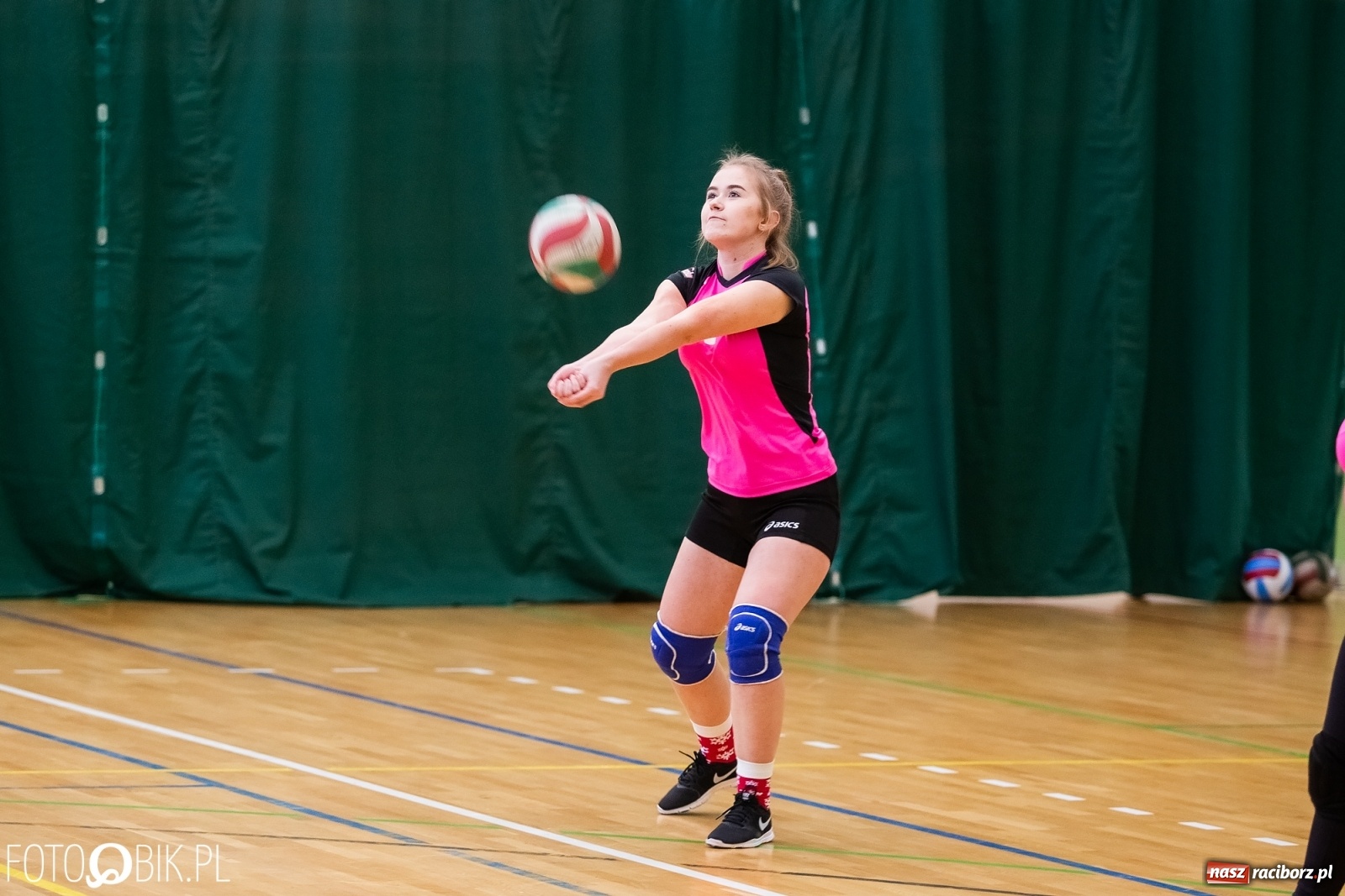 Zdjęcie w galerii na portalu naszraciborz.pl: Turniej Mikołajkowy w Piłce Siatkowej w Arenie Rafako wiadomości z regionu