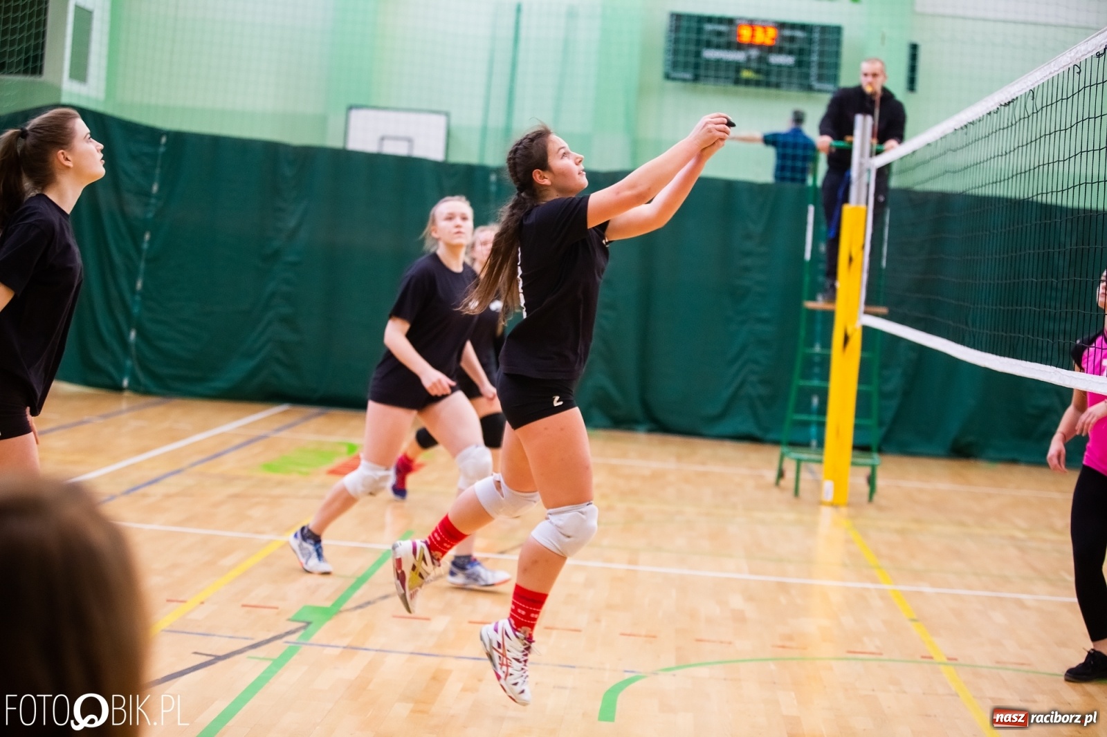 Zdjęcie w galerii na portalu naszraciborz.pl: Turniej Mikołajkowy w Piłce Siatkowej w Arenie Rafako wiadomości z regionu