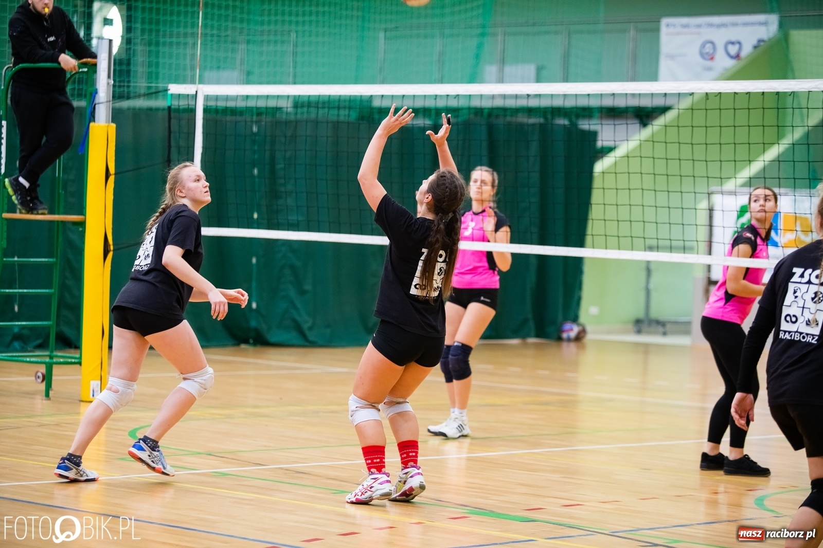 Zdjęcie w galerii na portalu naszraciborz.pl: Turniej Mikołajkowy w Piłce Siatkowej w Arenie Rafako wiadomości z regionu
