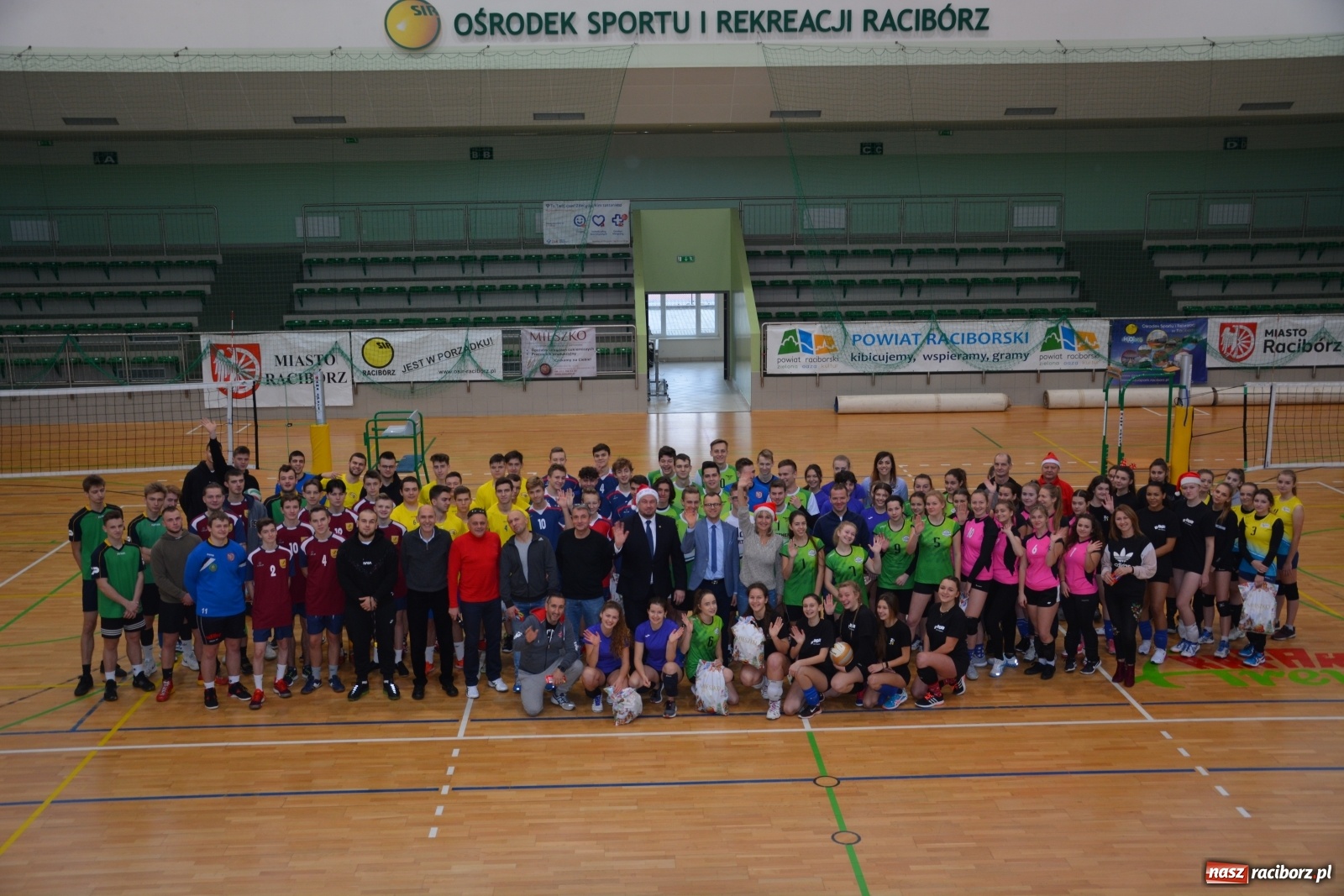 Zdjęcie w galerii na portalu naszraciborz.pl: Turniej Mikołajkowy w Piłce Siatkowej w Arenie Rafako wiadomości z regionu