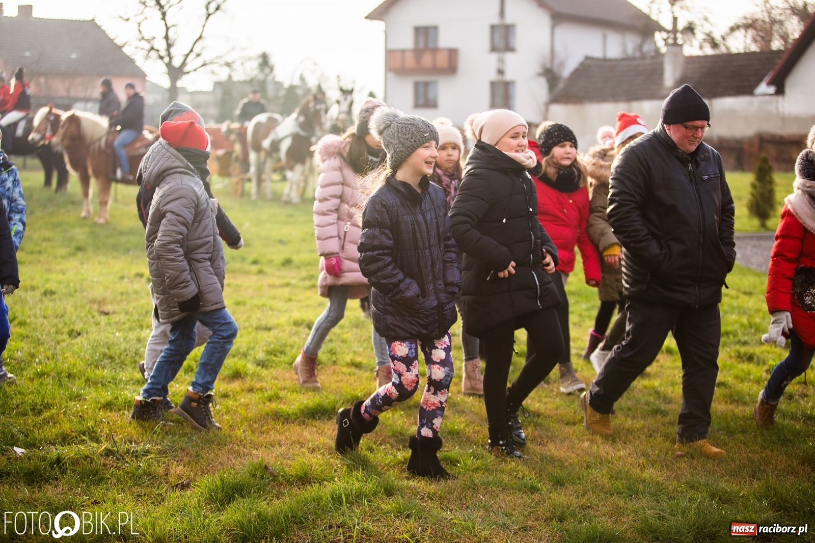 Zdjęcie w galerii na portalu naszraciborz.pl: W Krzanowicach przeszła dziś procesja konna na św. Mikołaja wiadomości z regionu