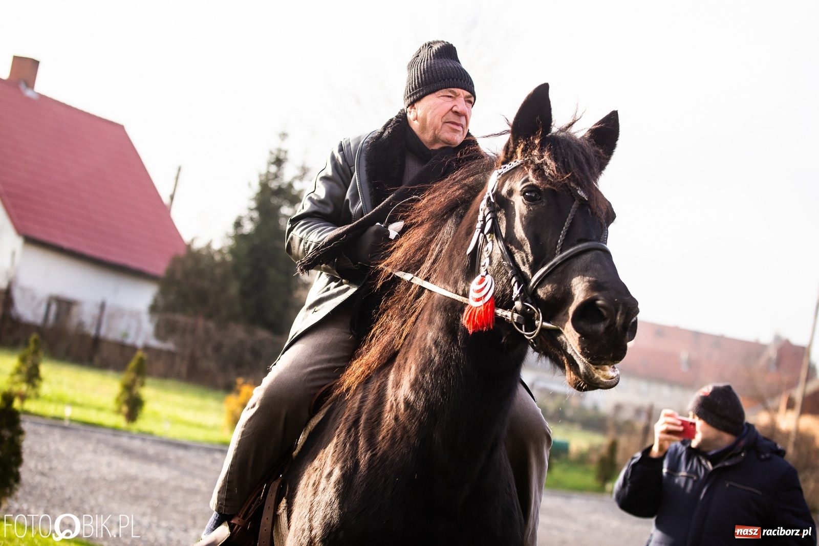 Zdjęcie w galerii na portalu naszraciborz.pl: W Krzanowicach przeszła dziś procesja konna na św. Mikołaja wiadomości z regionu