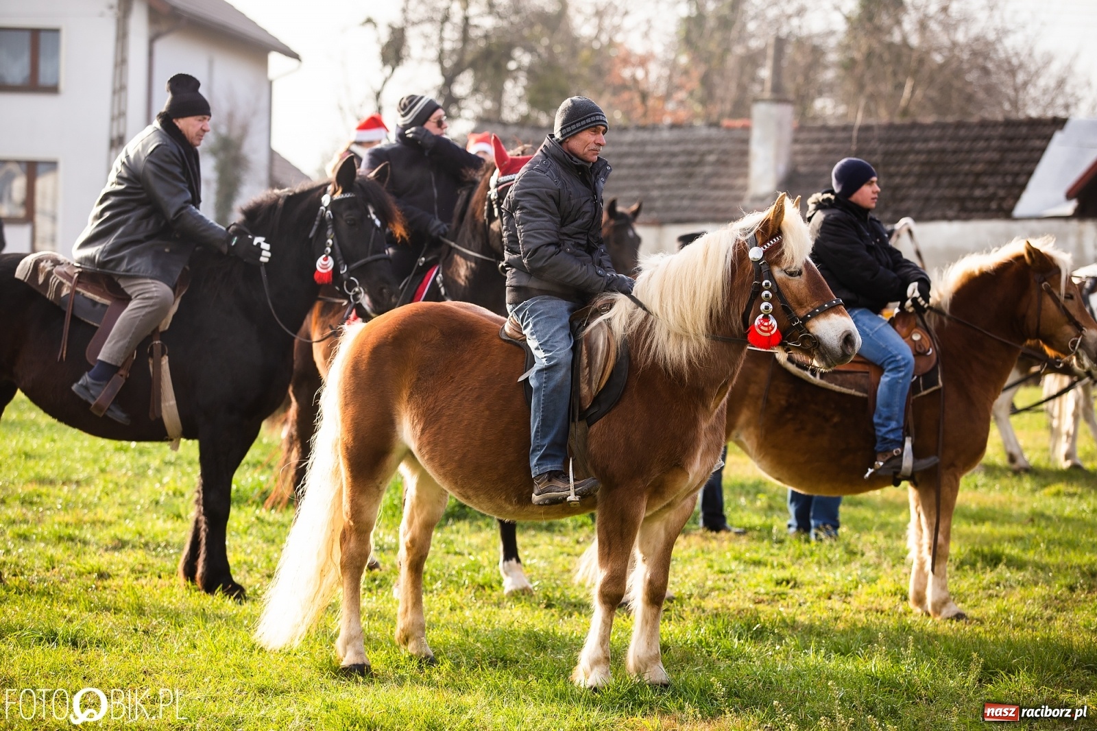 Zdjęcie w galerii na portalu naszraciborz.pl: W Krzanowicach przeszła dziś procesja konna na św. Mikołaja wiadomości z regionu